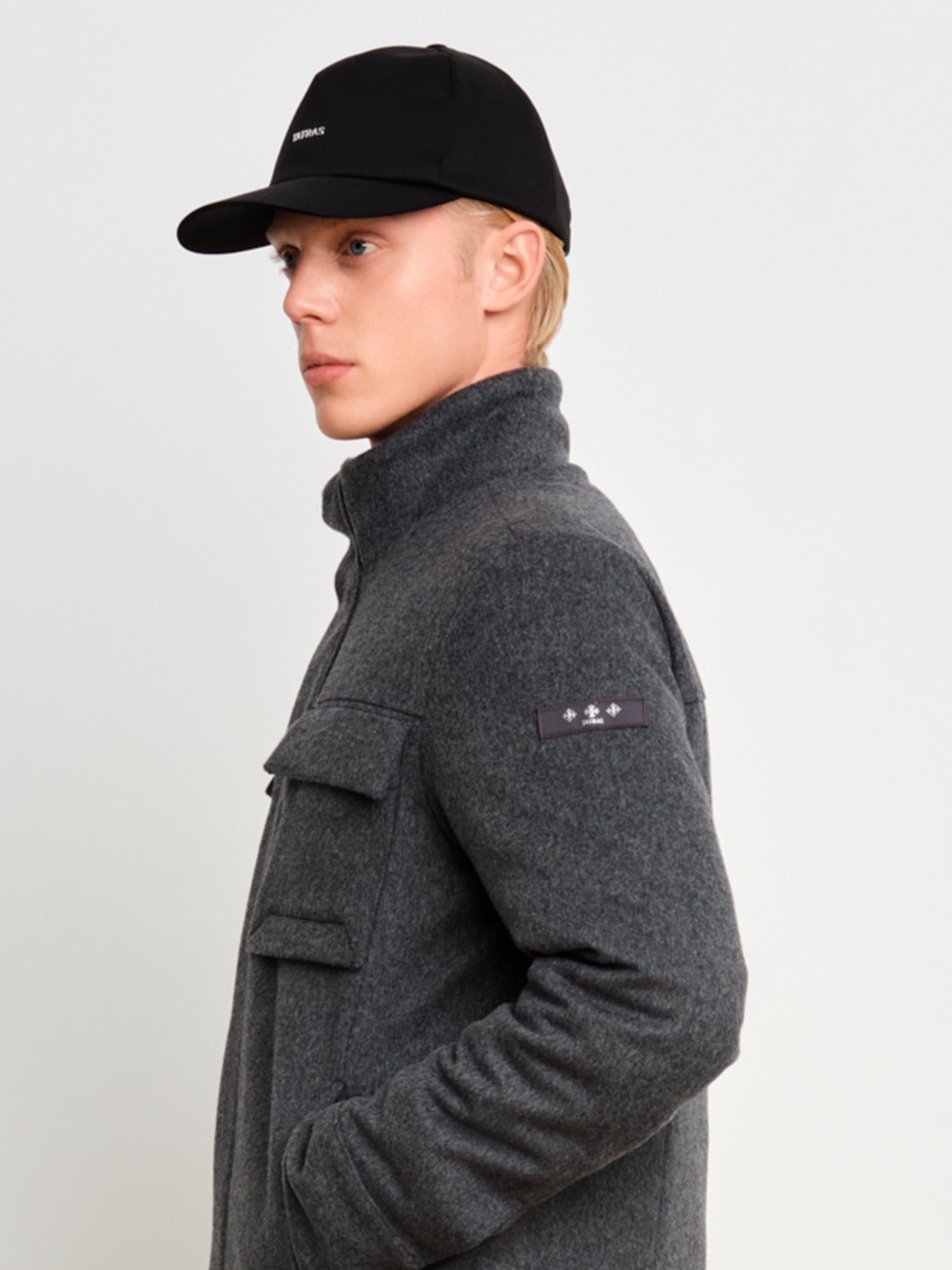 モデル身長187cm、着用サイズF、着用カラーBLACK