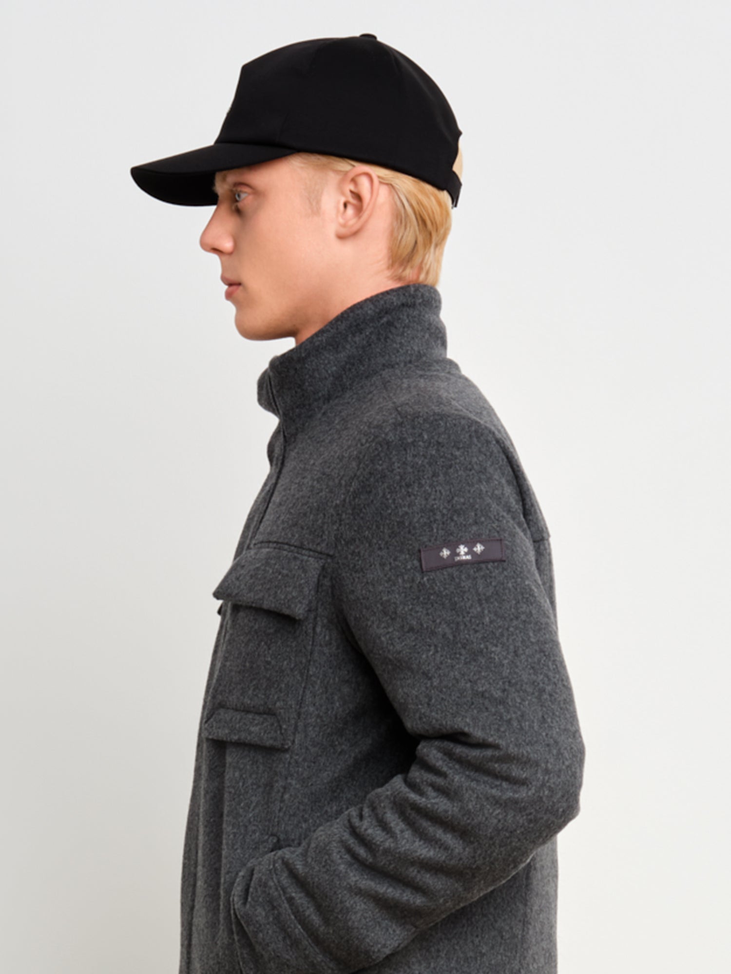 モデル身長187cm、着用サイズF、着用カラーBLACK