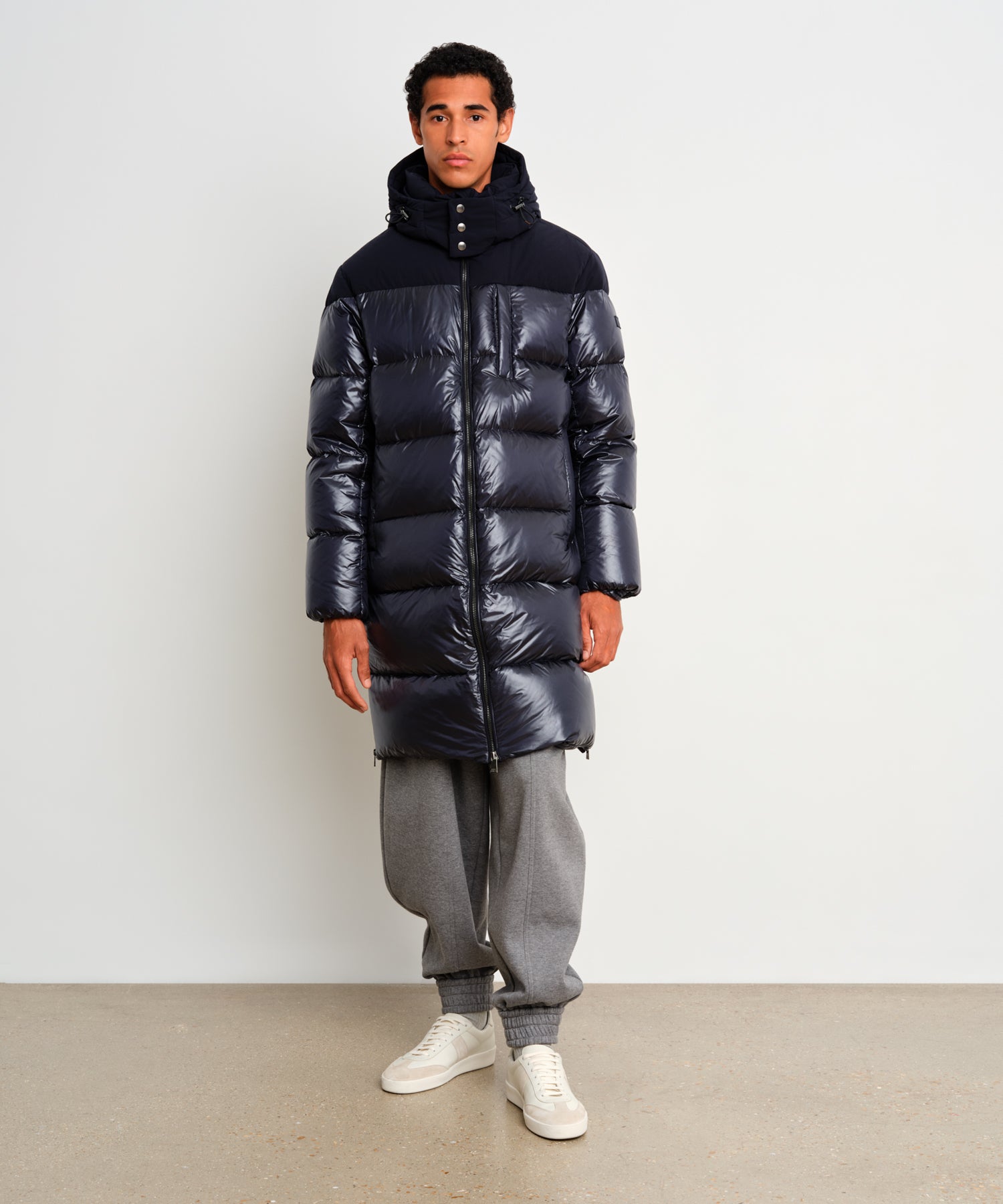 モデル身長187cm、着用サイズ3、着用カラーNAVY