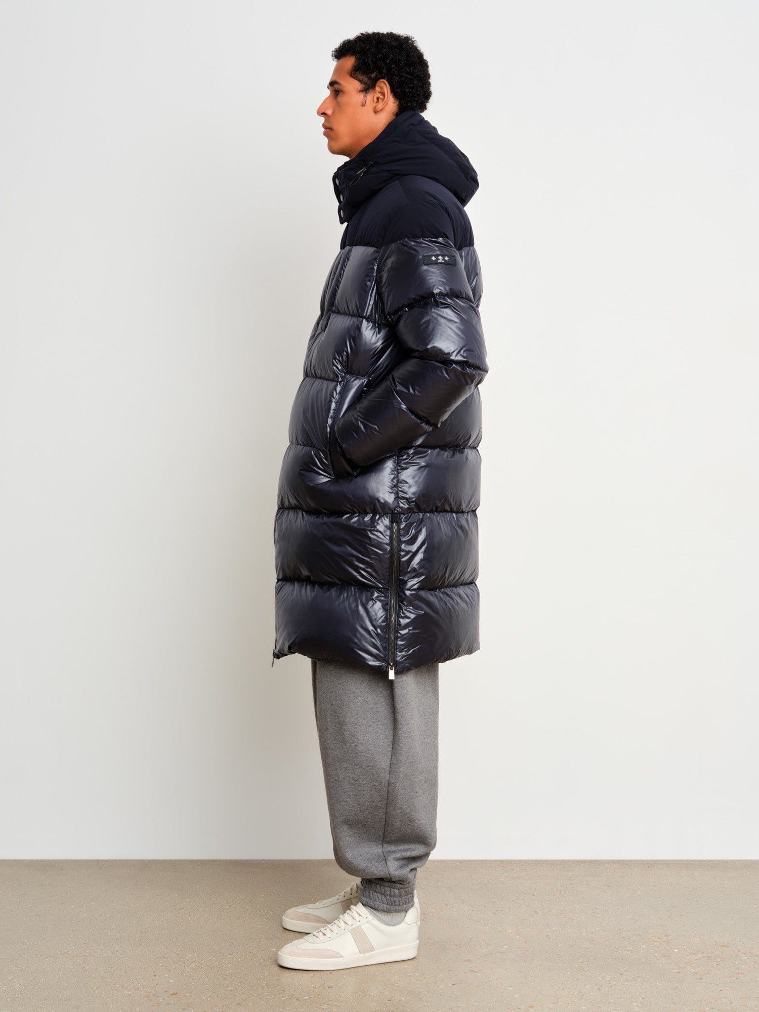 モデル身長187cm、着用サイズ3、着用カラーNAVY