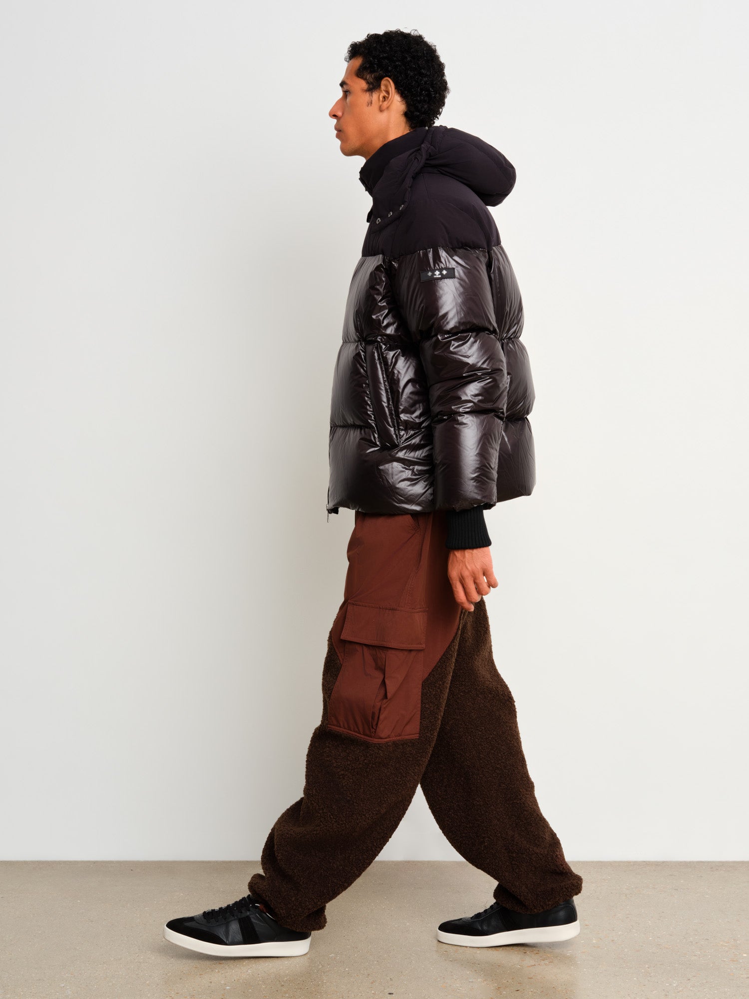 モデル身長187cm、着用サイズ3、着用カラーBLACK