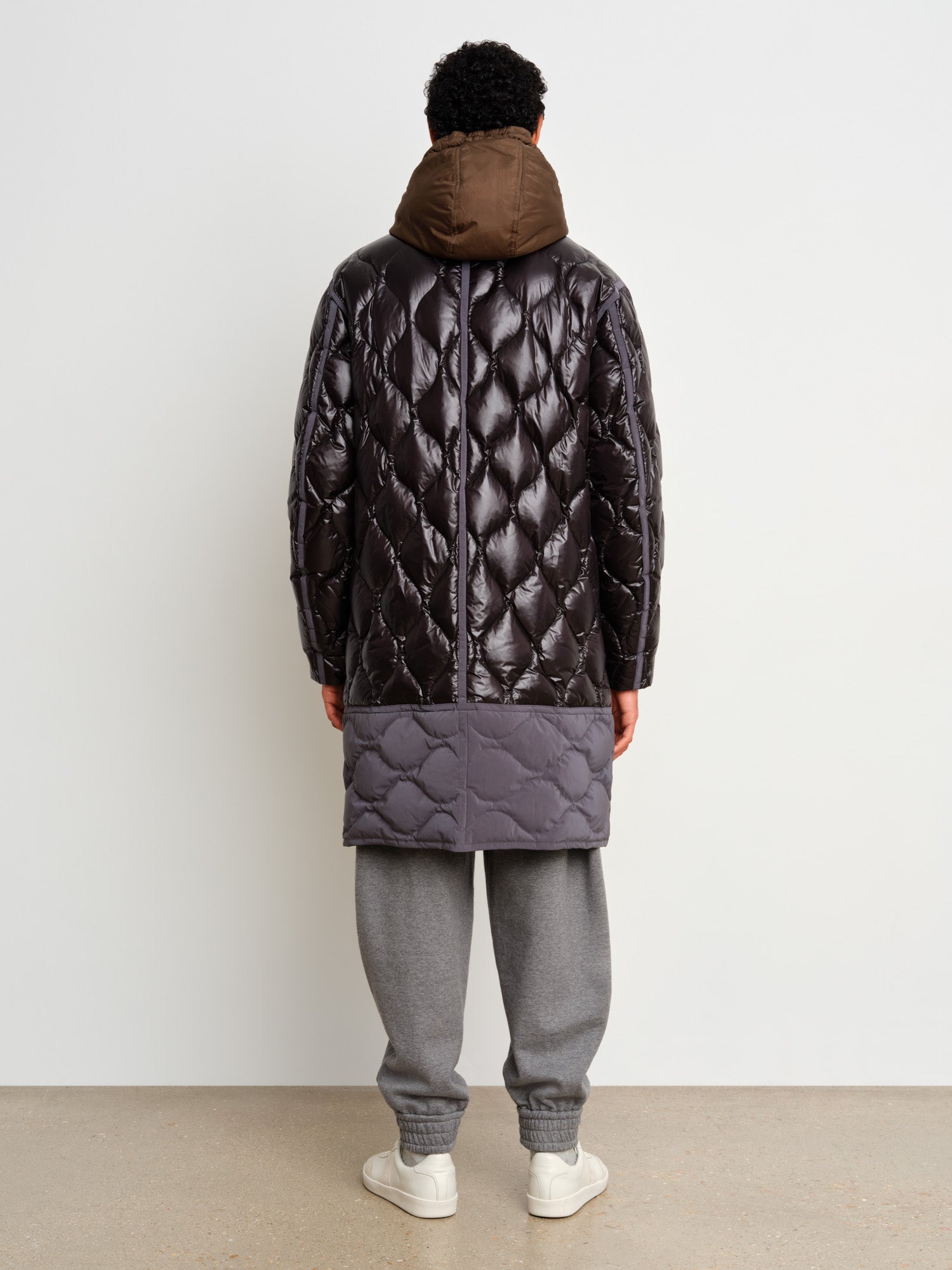 モデル身長187cm、着用サイズ3、着用カラーBLACK