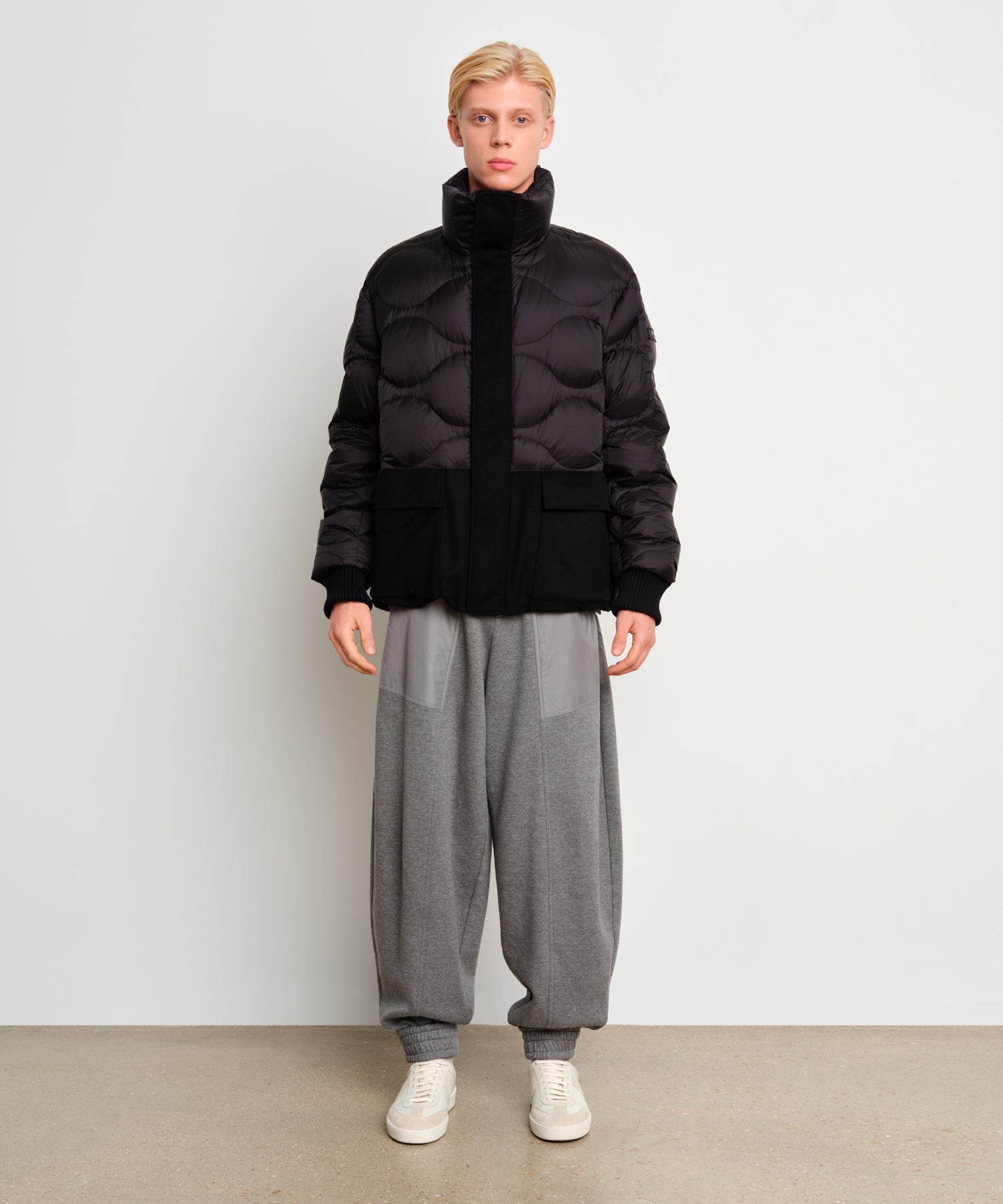 モデル身長187cm、着用サイズ3、着用カラーBLACK