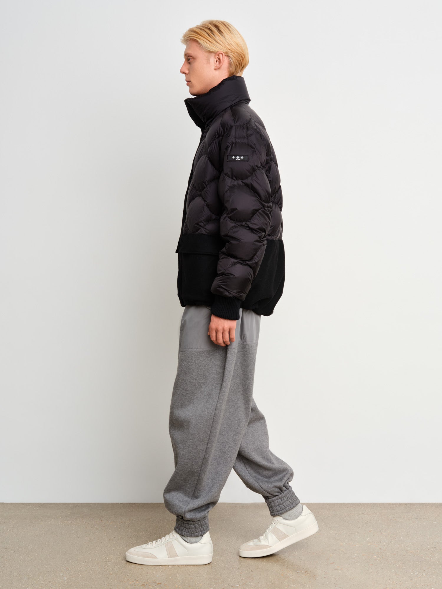 モデル身長187cm、着用サイズ3、着用カラーBLACK