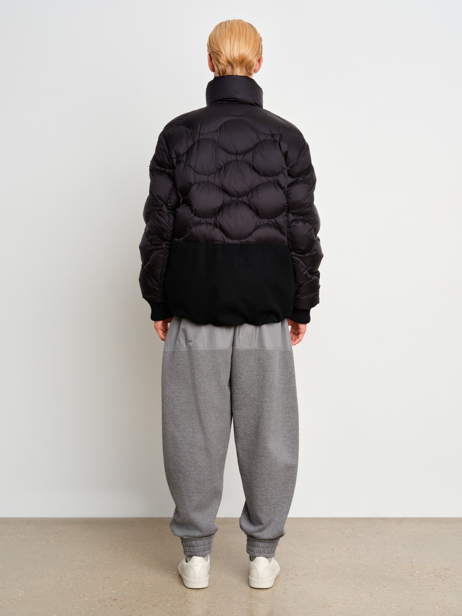 モデル身長187cm、着用サイズ3、着用カラーBLACK