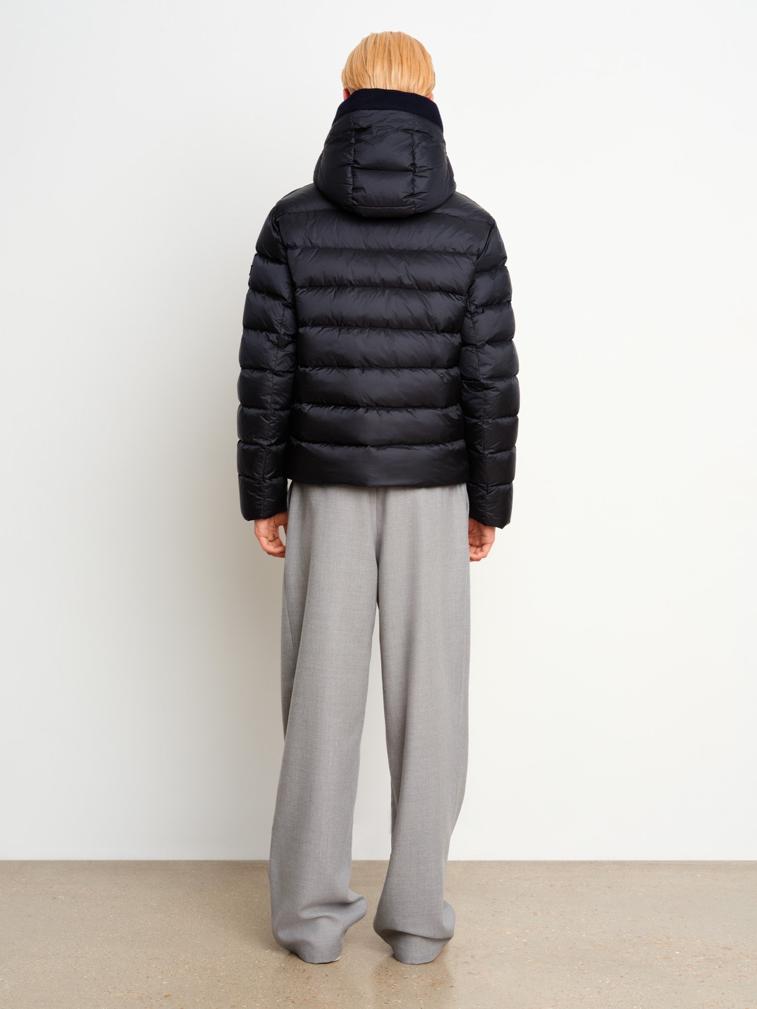 モデル身長187cm、着用サイズ3、着用カラーNAVY