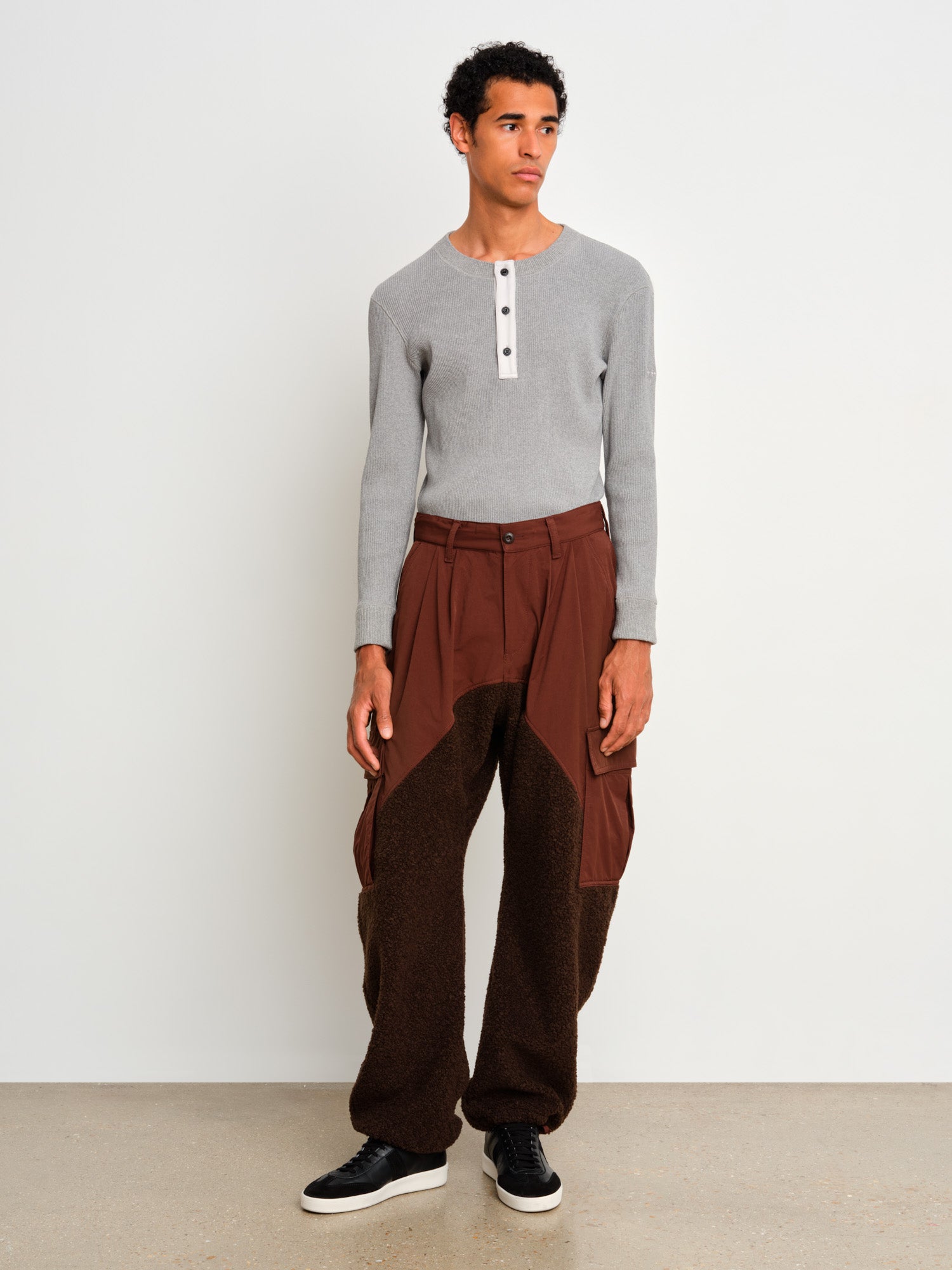 モデル身長187cm、着用サイズ3、着用カラーBROWN