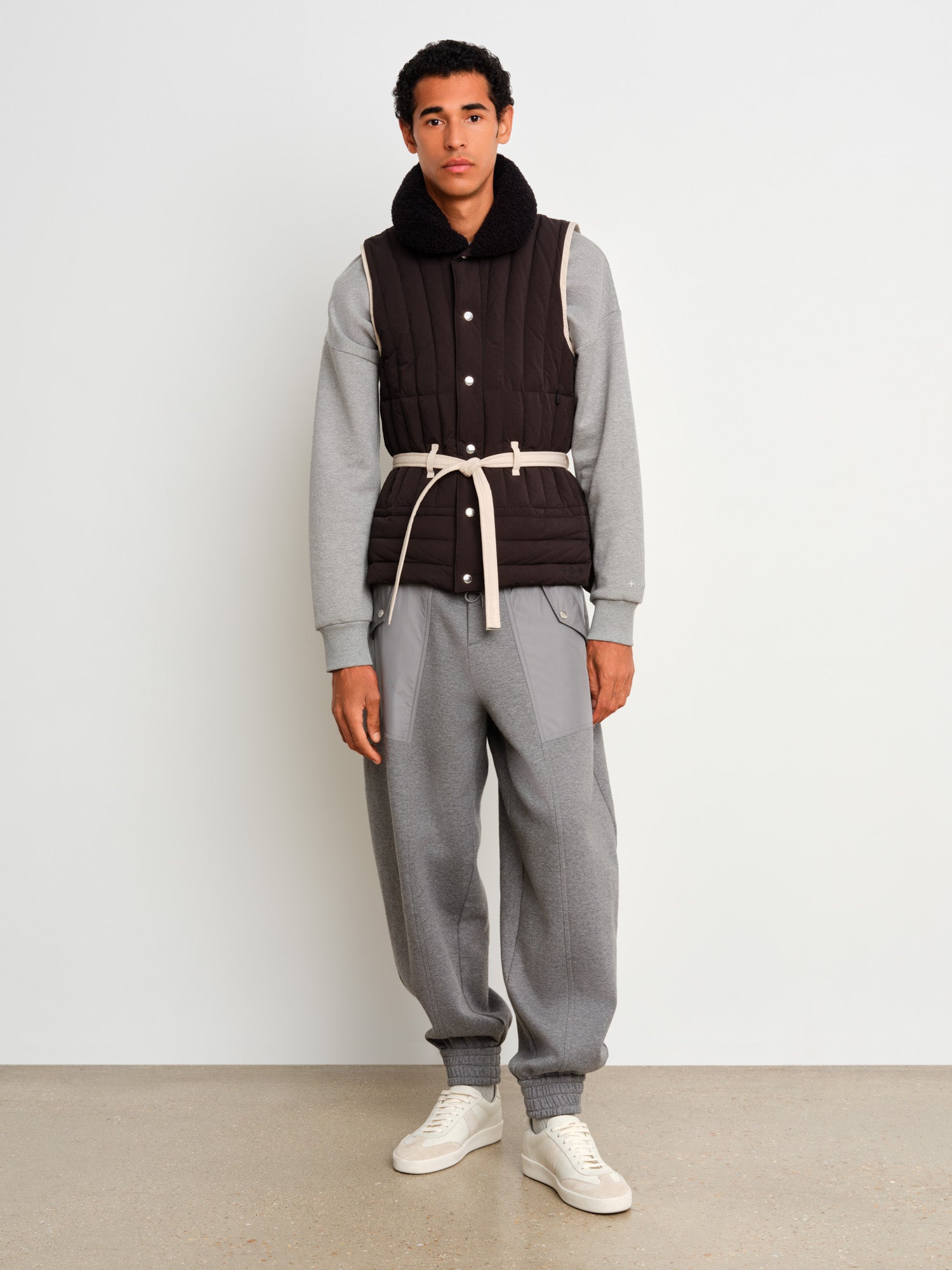 モデル身長187cm、着用サイズ3、着用カラーBROWN