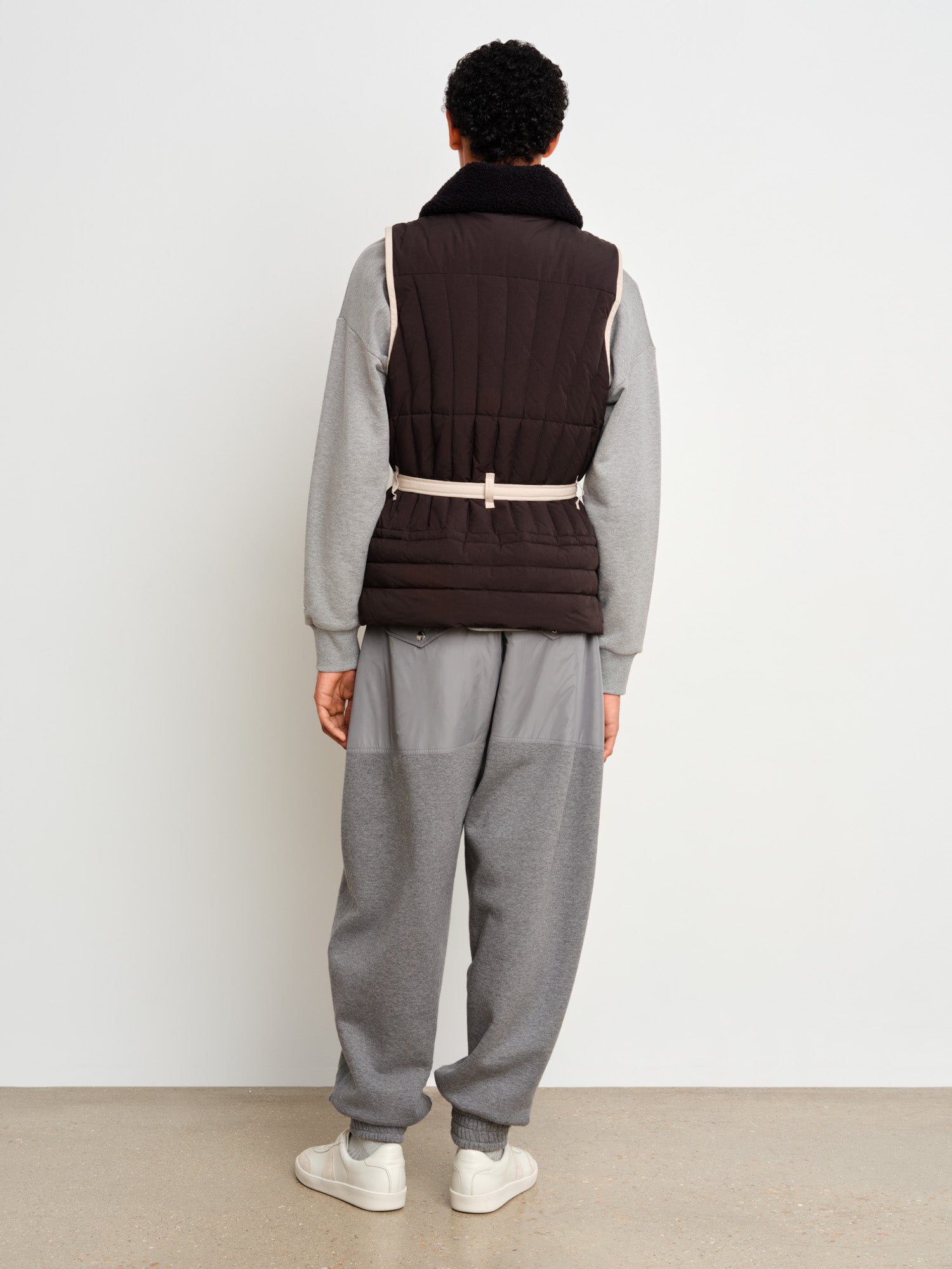 モデル身長187cm、着用サイズ3、着用カラーBROWN