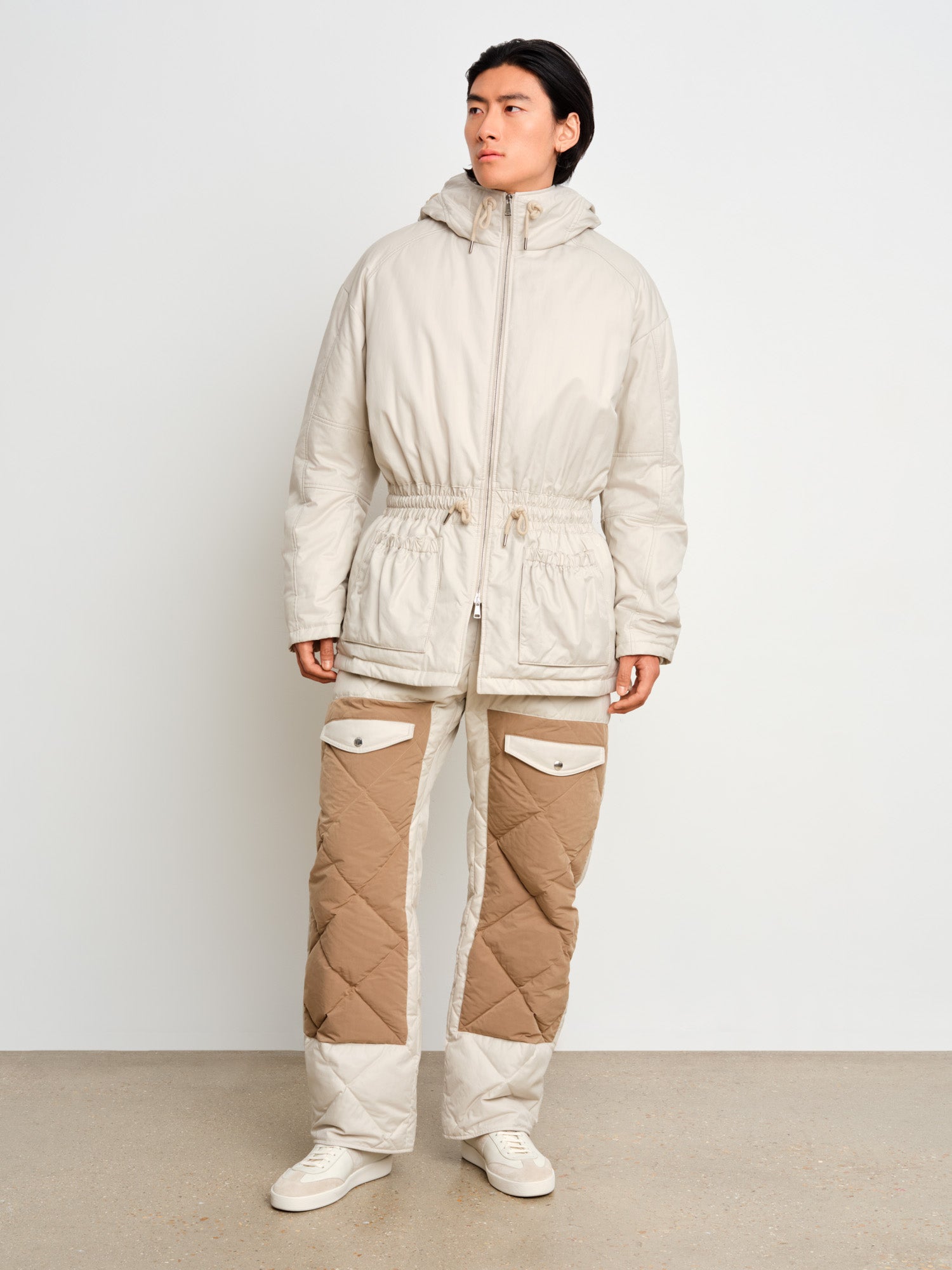 モデル身長187cm、着用サイズ3、着用カラーL.GRAY