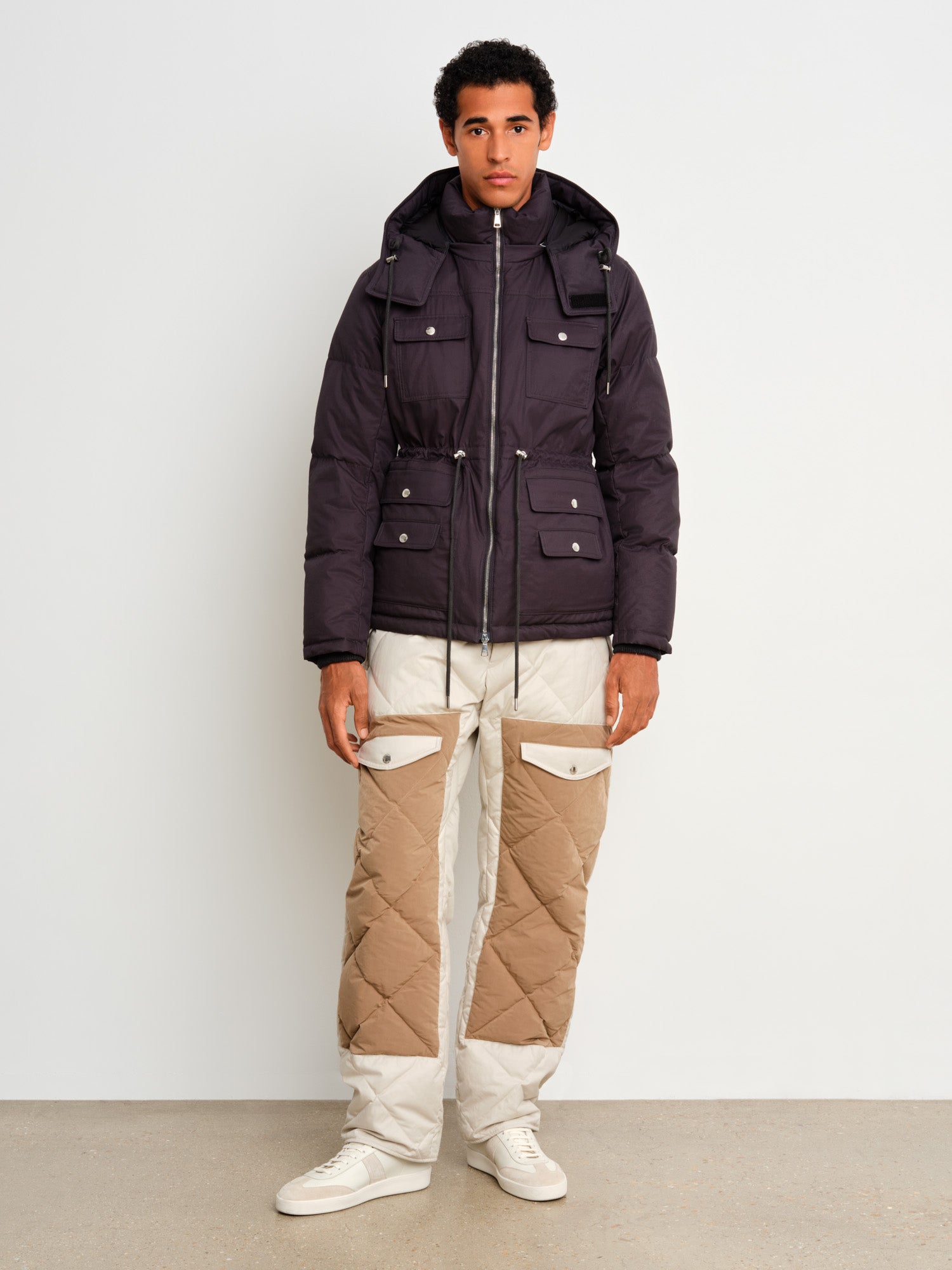 モデル身長187cm、着用サイズ3、着用カラーD.GRAY