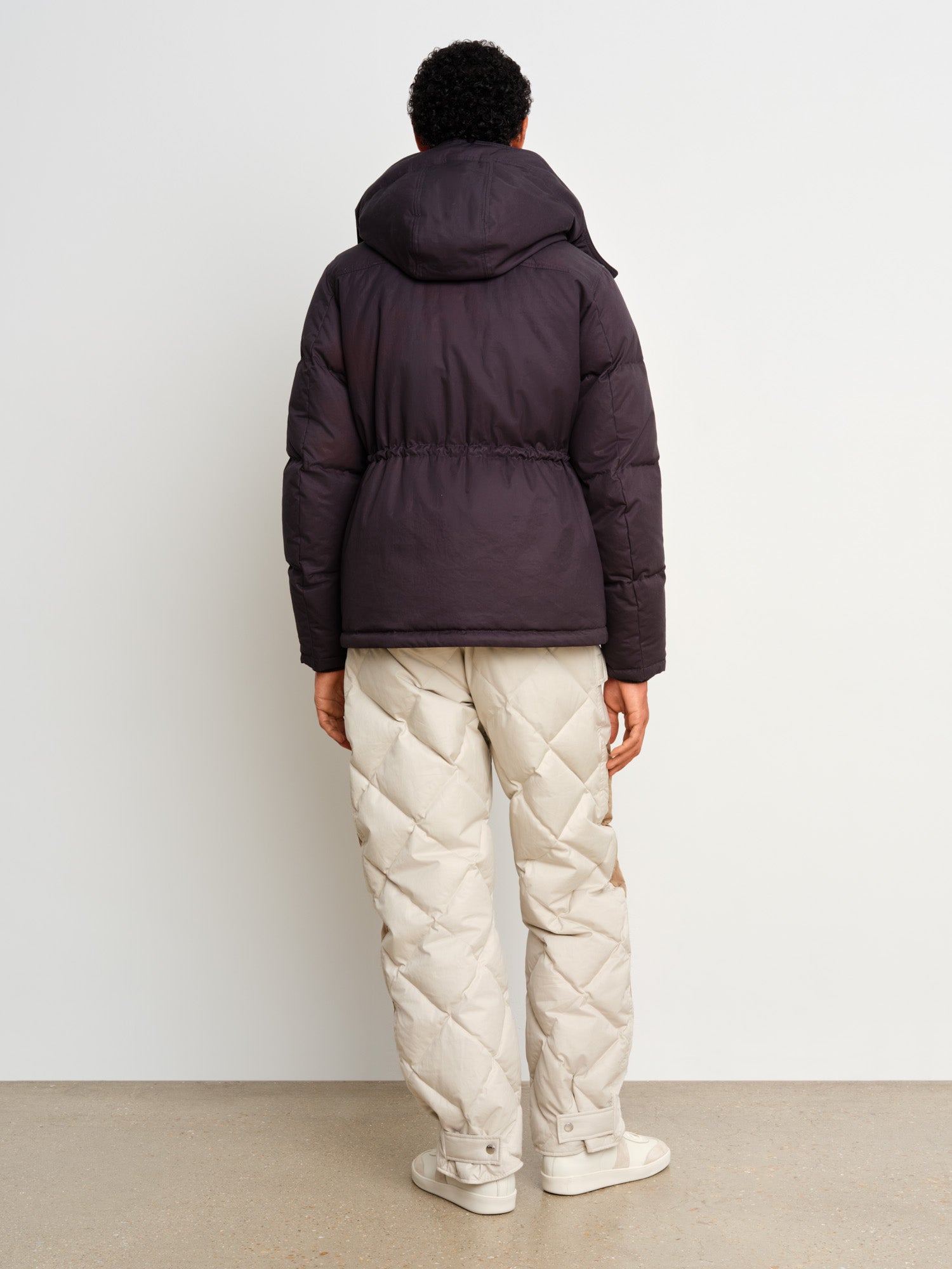 モデル身長187cm、着用サイズ3、着用カラーD.GRAY