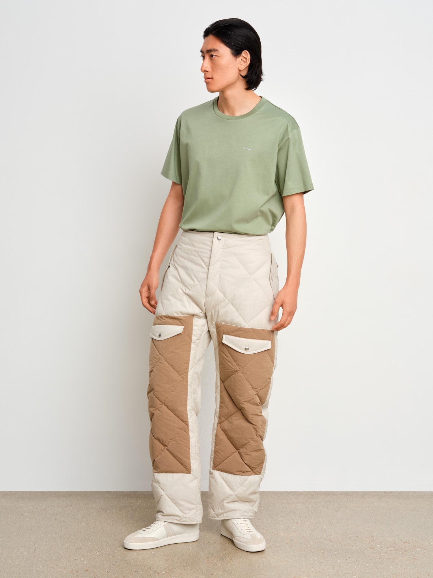 モデル身長187cm、着用サイズ3、着用カラーL.GRAY