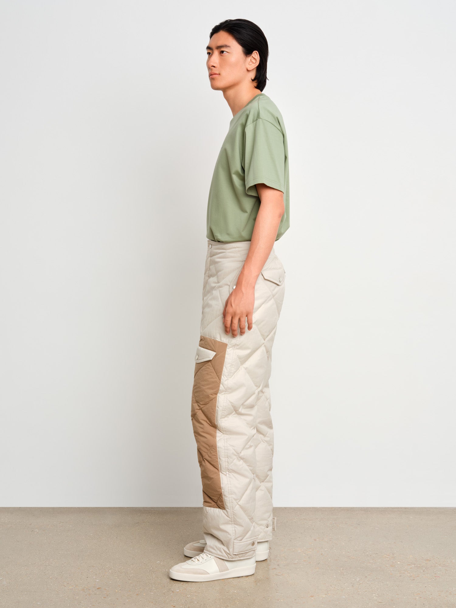 モデル身長187cm、着用サイズ3、着用カラーL.GRAY