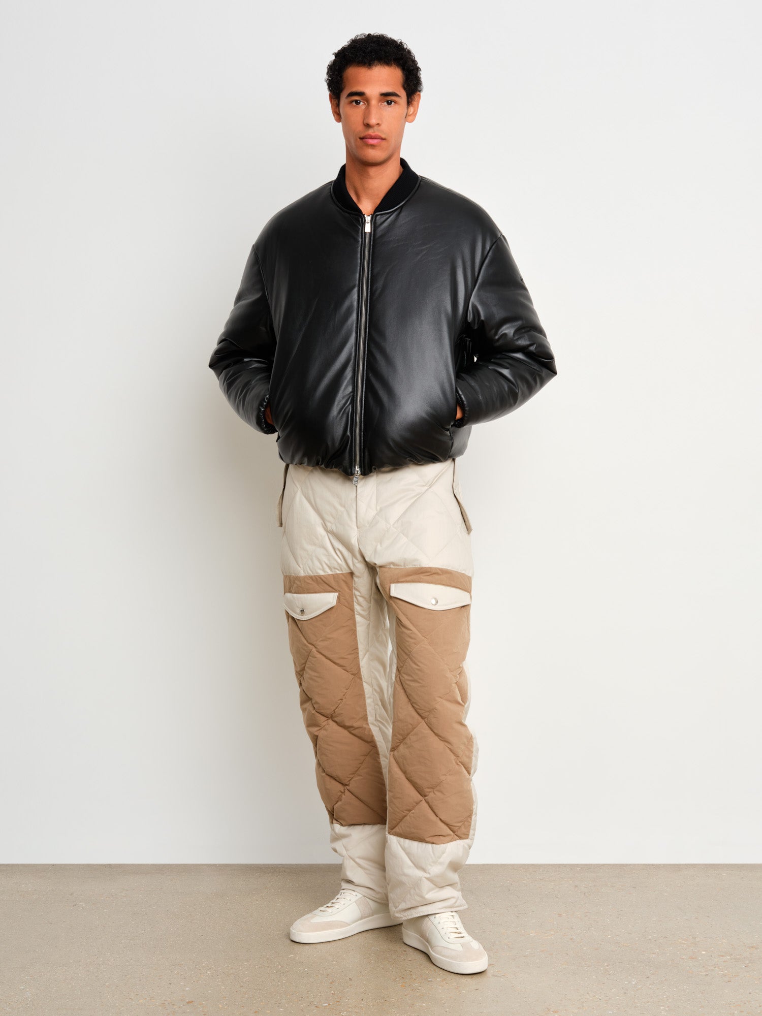 モデル身長187cm、着用サイズ3、着用カラーBLACK