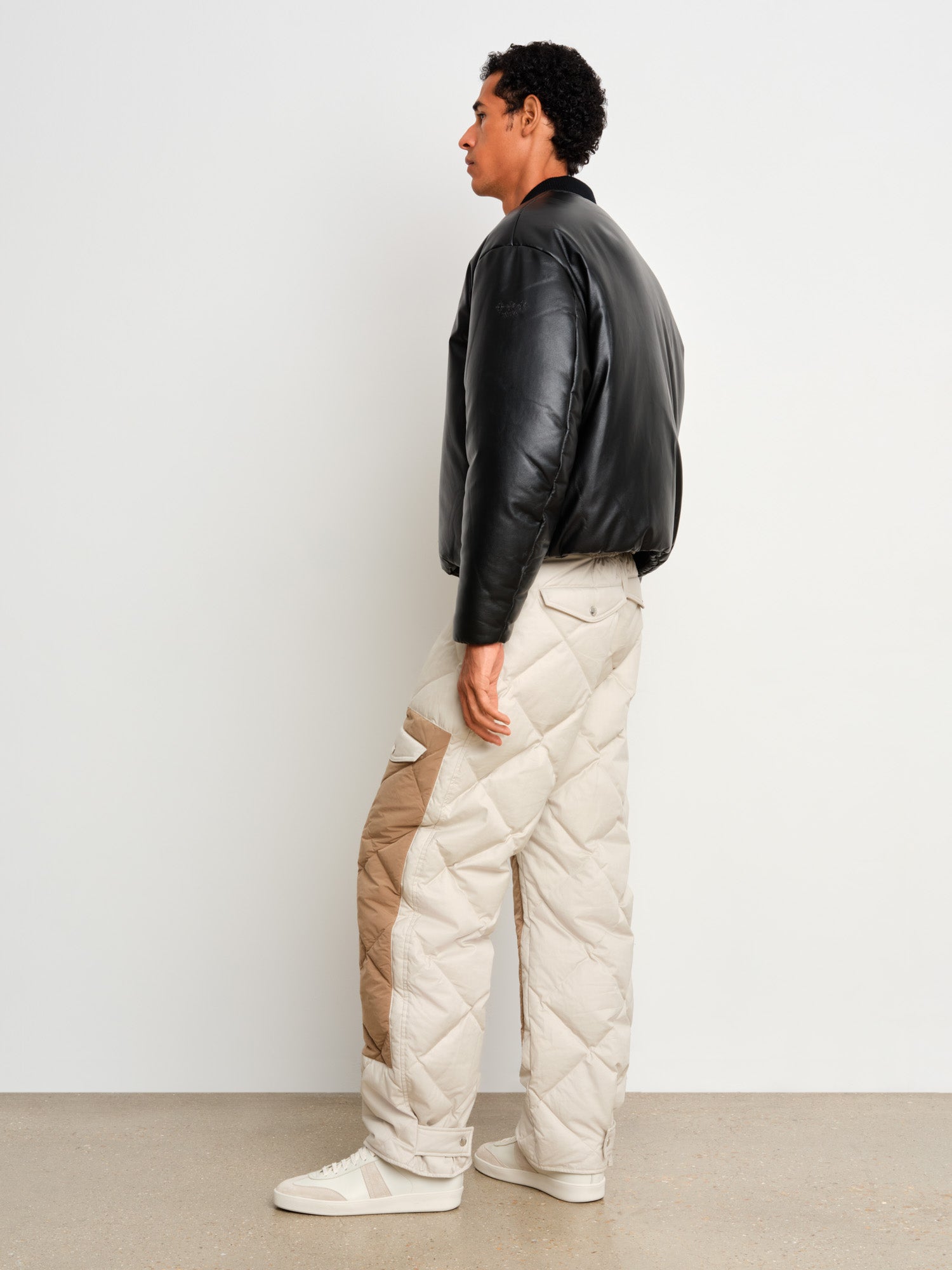 モデル身長187cm、着用サイズ3、着用カラーBLACK