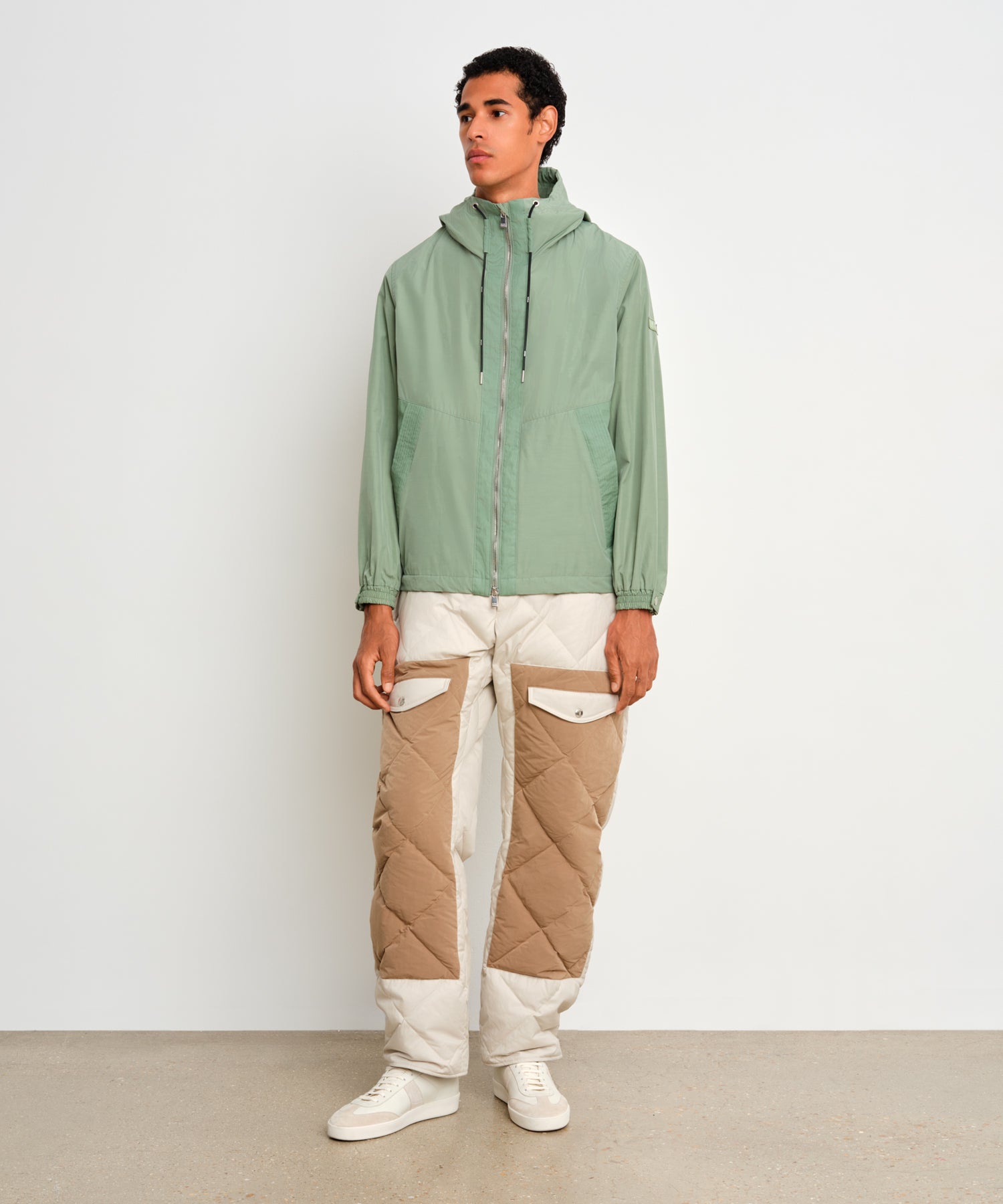 モデル身長187cm、着用サイズ3、着用カラーGREEN