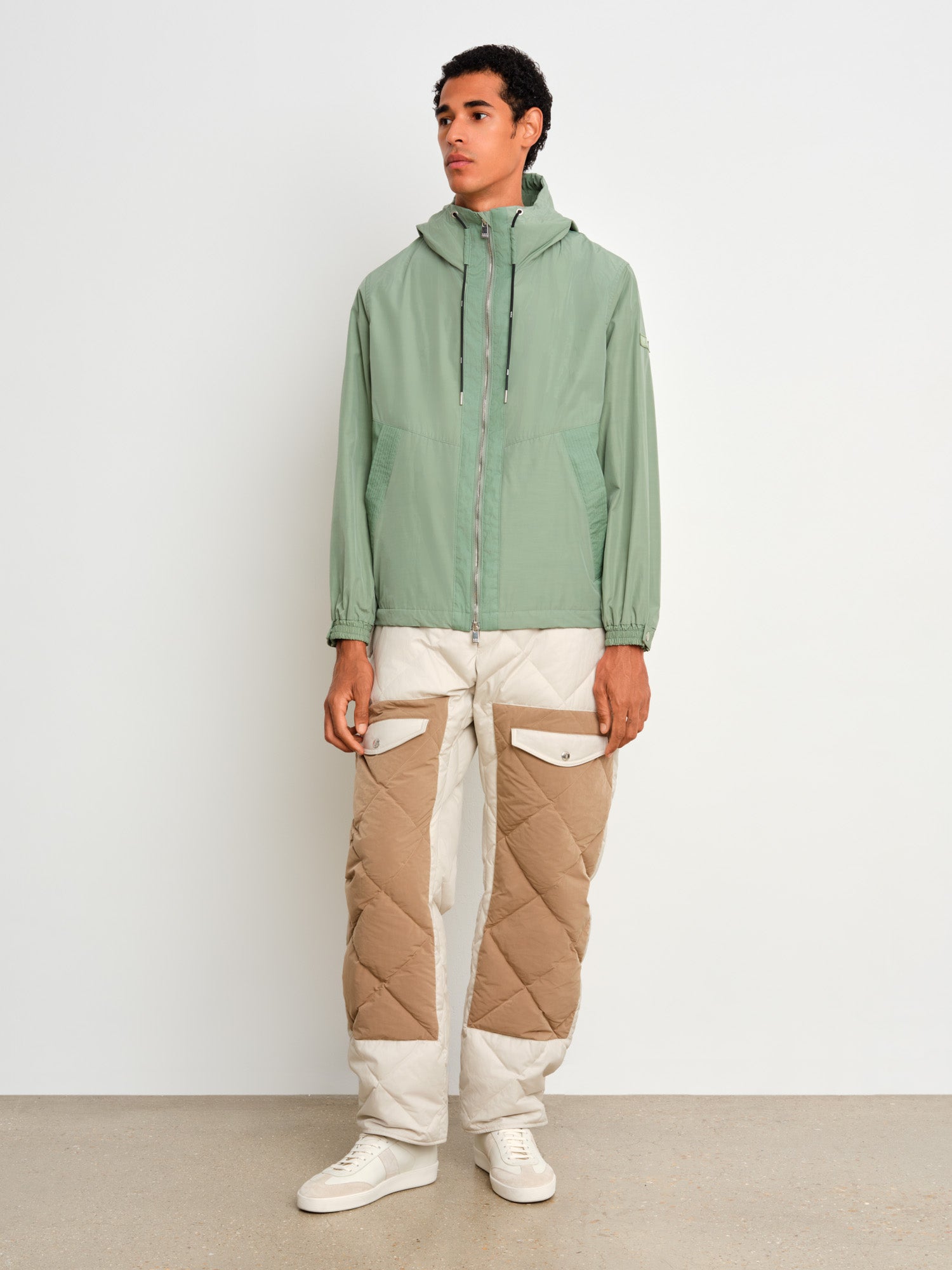 モデル身長187cm、着用サイズ3、着用カラーGREEN