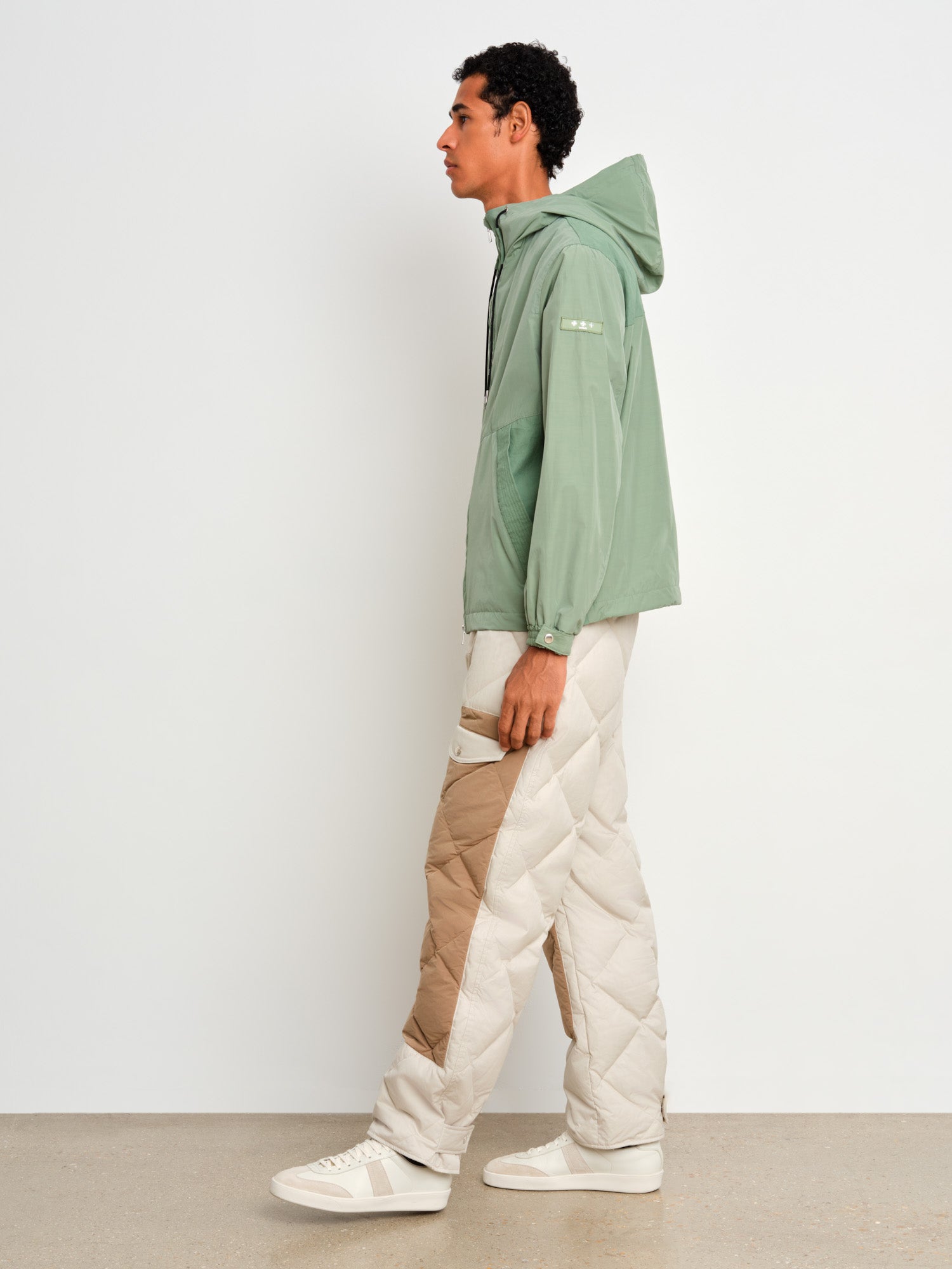 モデル身長187cm、着用サイズ3、着用カラーGREEN