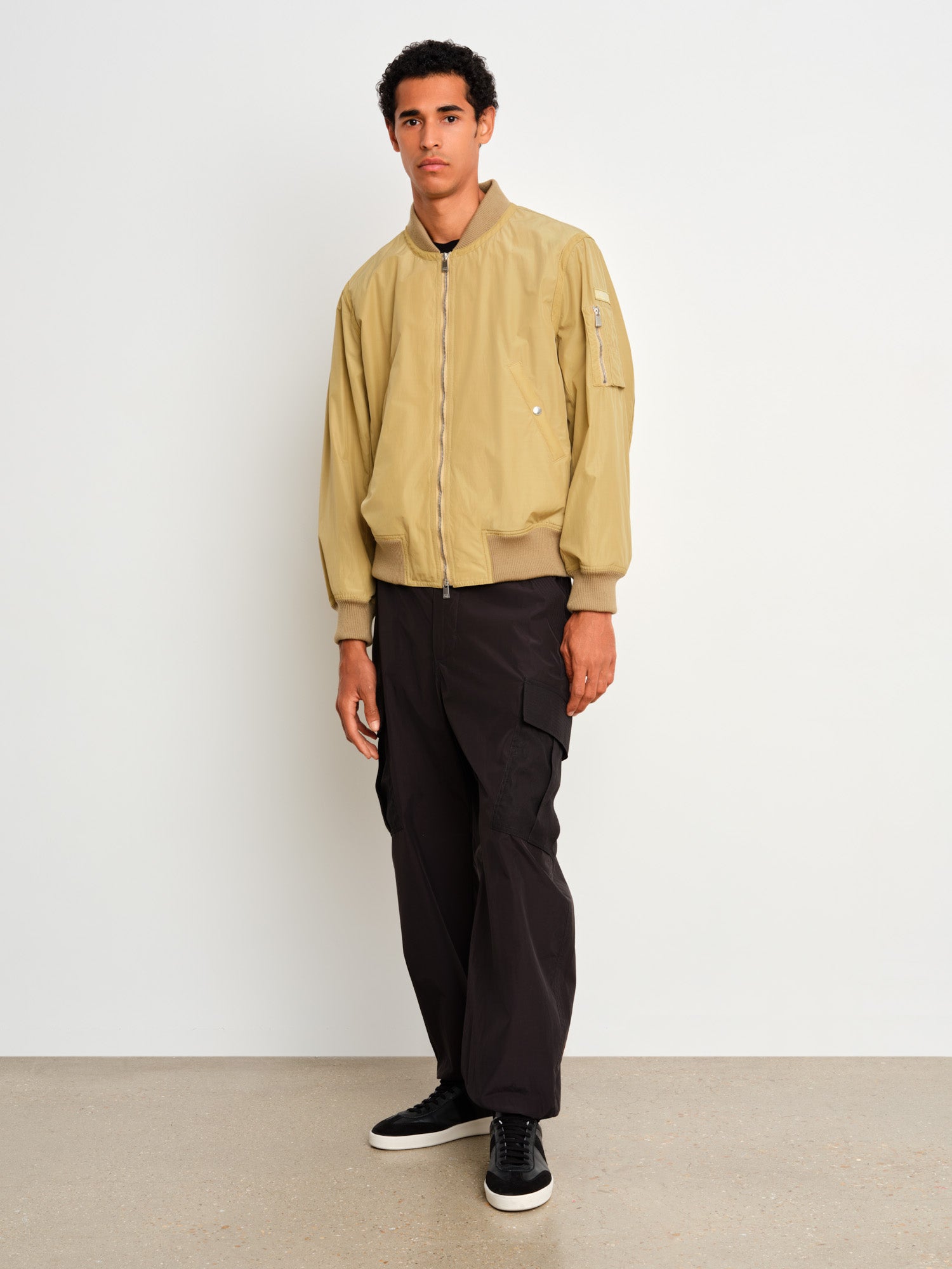 モデル身長187cm、着用サイズ3、着用カラーBEIGE