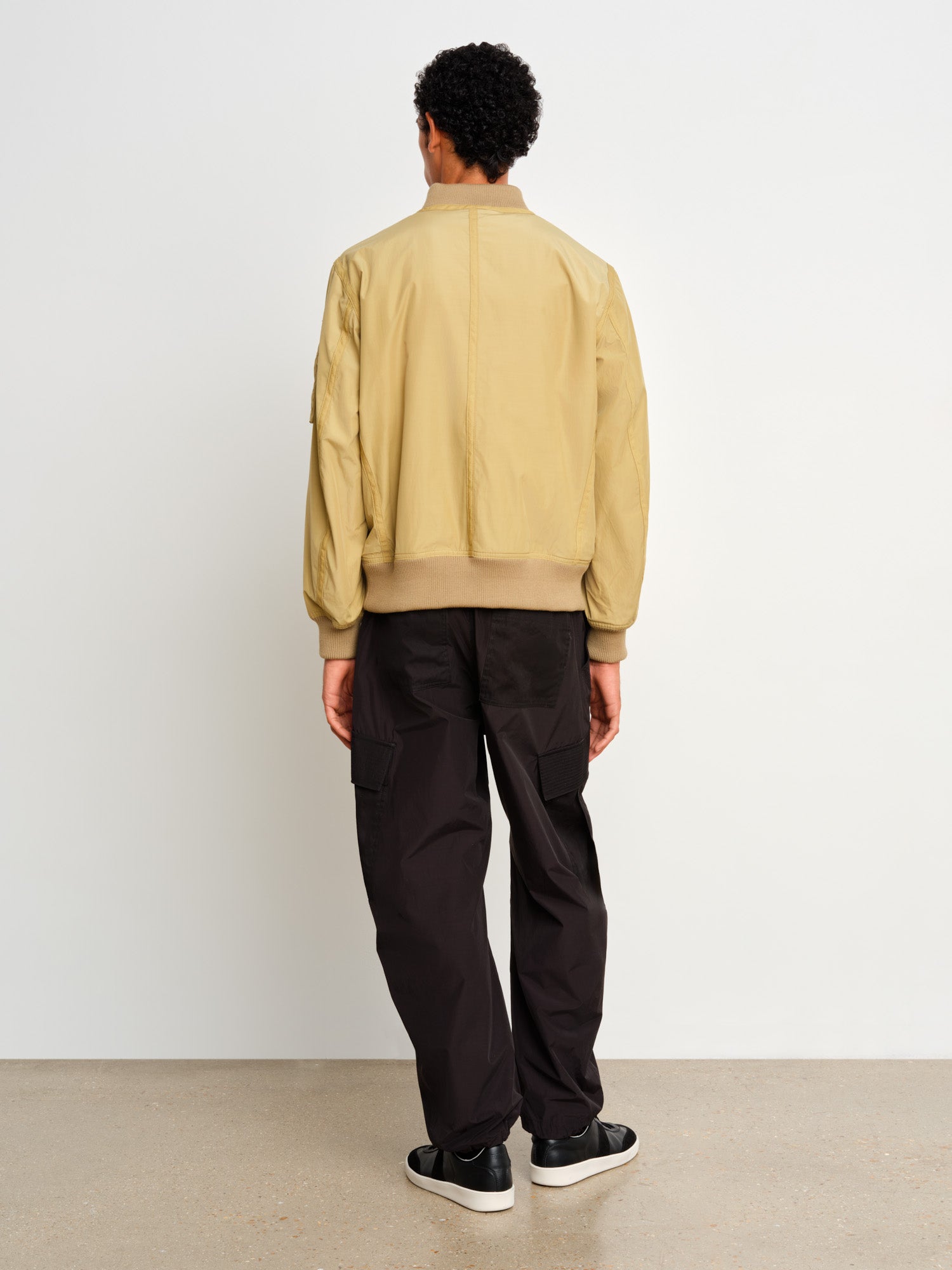 モデル身長187cm、着用サイズ3、着用カラーBEIGE