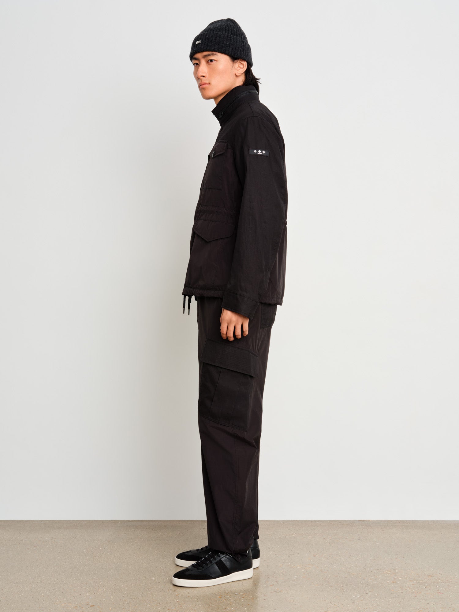 モデル身長187cm、着用サイズ3、着用カラーBLACK