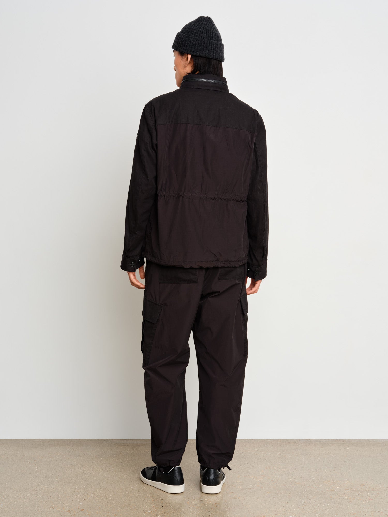 モデル身長187cm、着用サイズ3、着用カラーBLACK