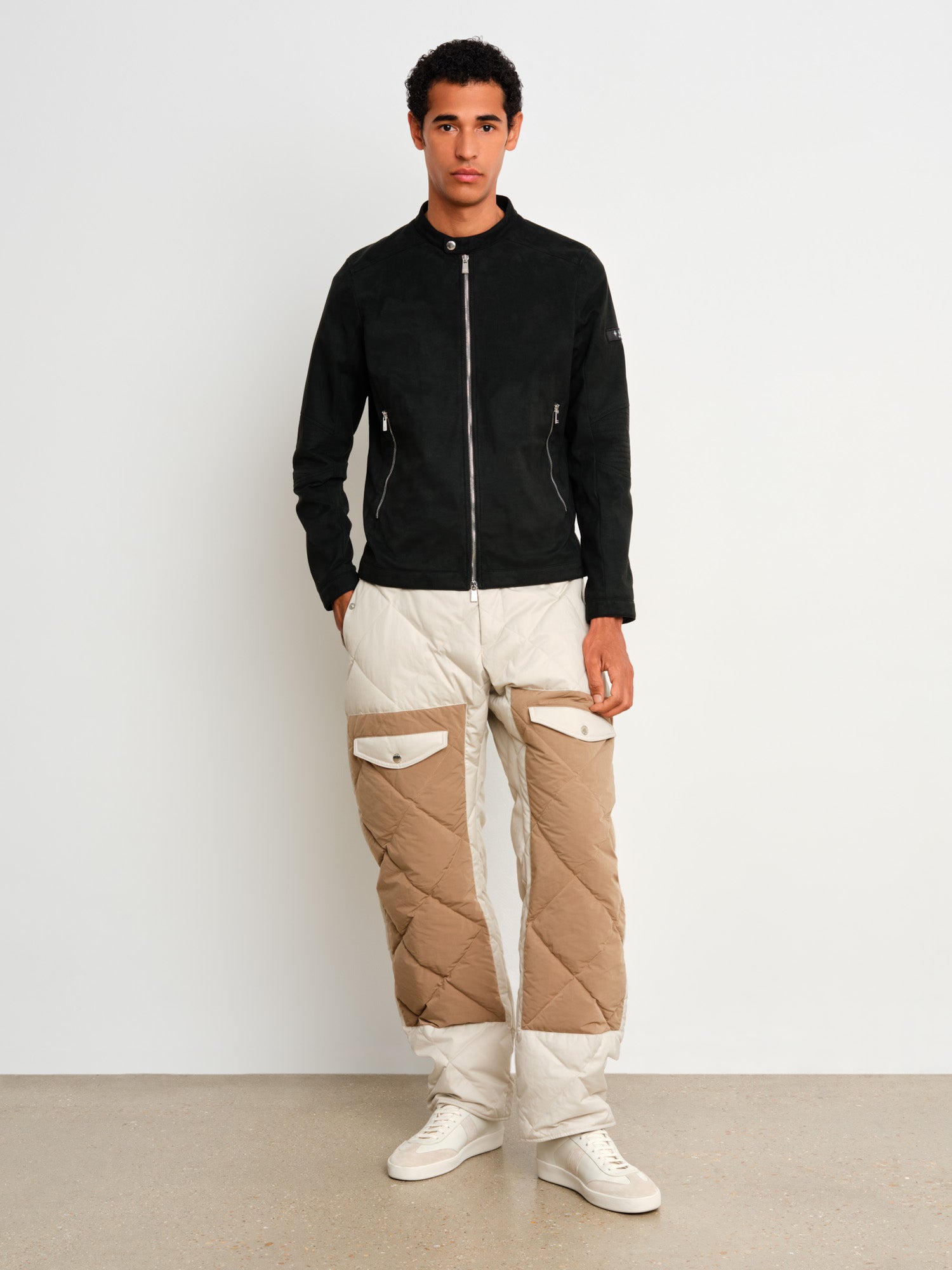 モデル身長187cm、着用サイズ3、着用カラーBLACK