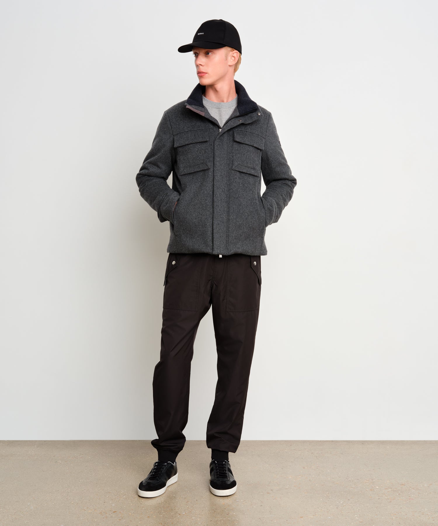 モデル身長187cm、着用サイズ3、着用カラーGRAY