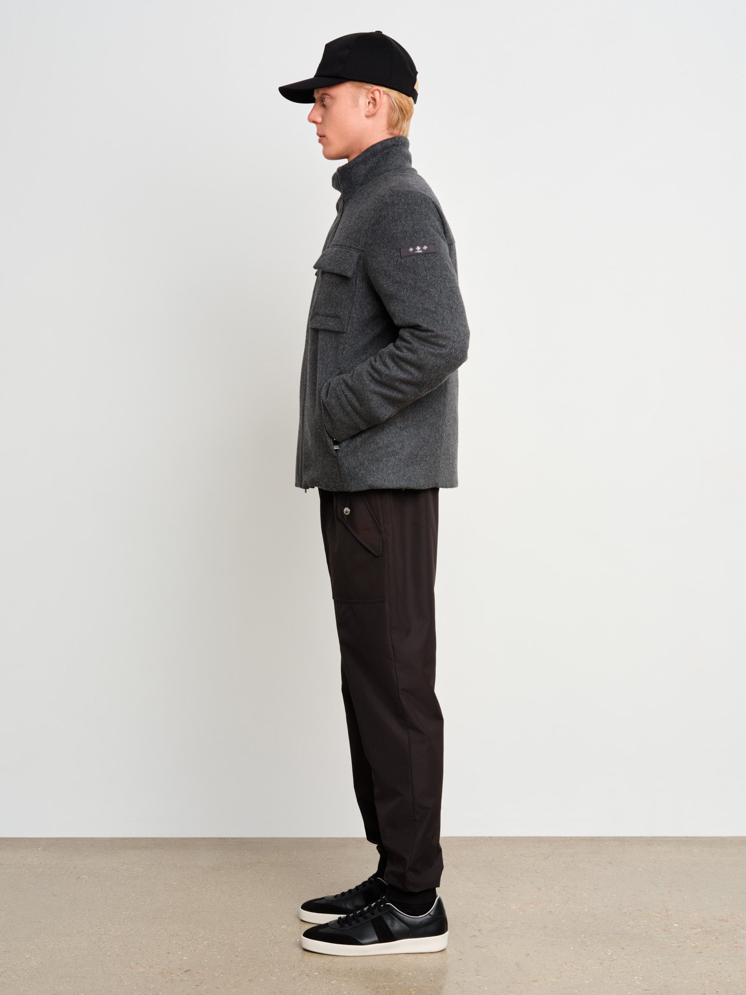 モデル身長187cm、着用サイズ3、着用カラーGRAY