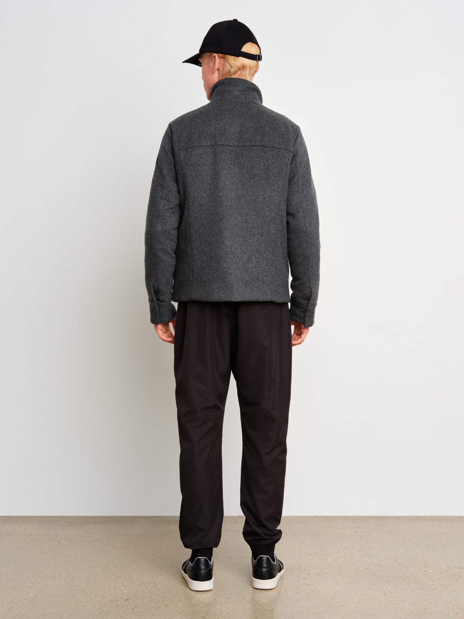 モデル身長187cm、着用サイズ3、着用カラーGRAY