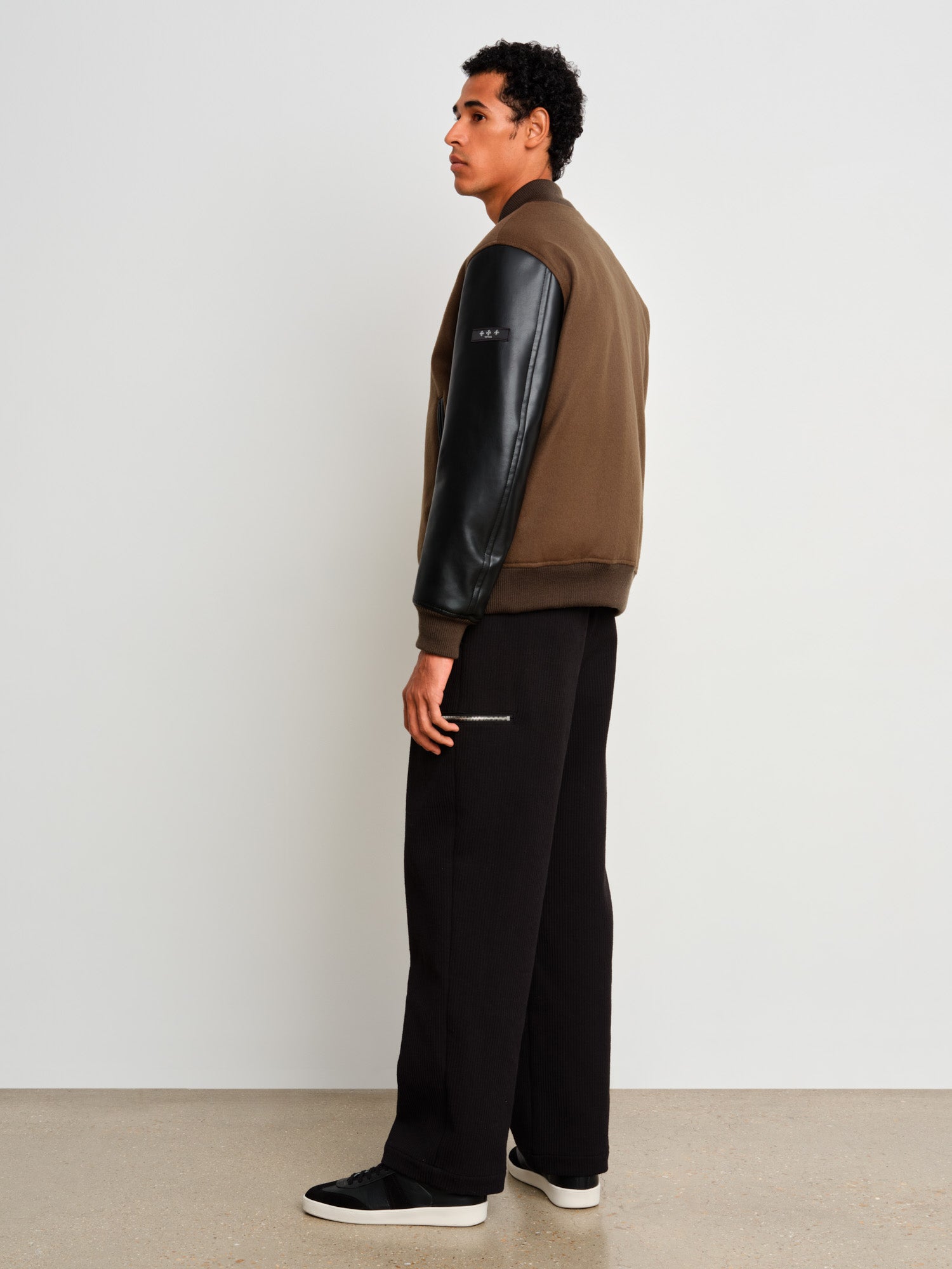 モデル身長187cm、着用サイズ3、着用カラーKHAKI <BR>※着用画像は照明の関係で赤味が出ています。実際の商品は物画像をご確認ください。