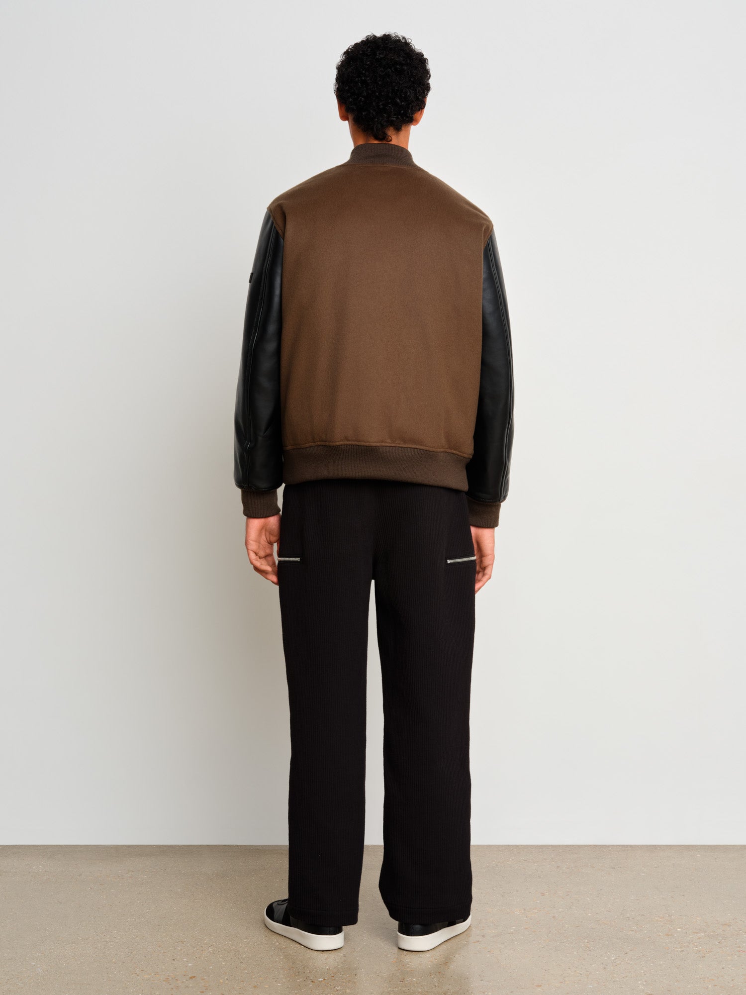 モデル身長187cm、着用サイズ3、着用カラーKHAKI