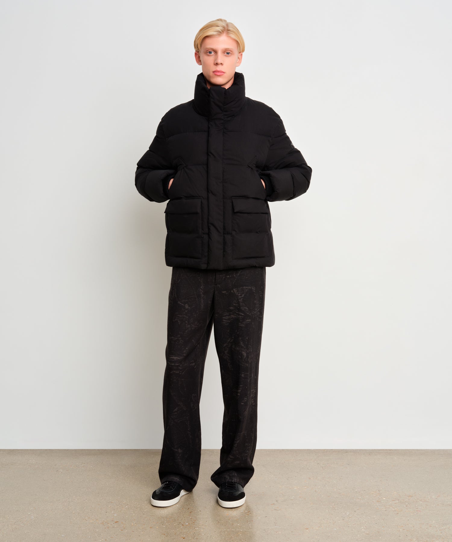 モデル身長187cm、着用サイズ3、着用カラーBLACK