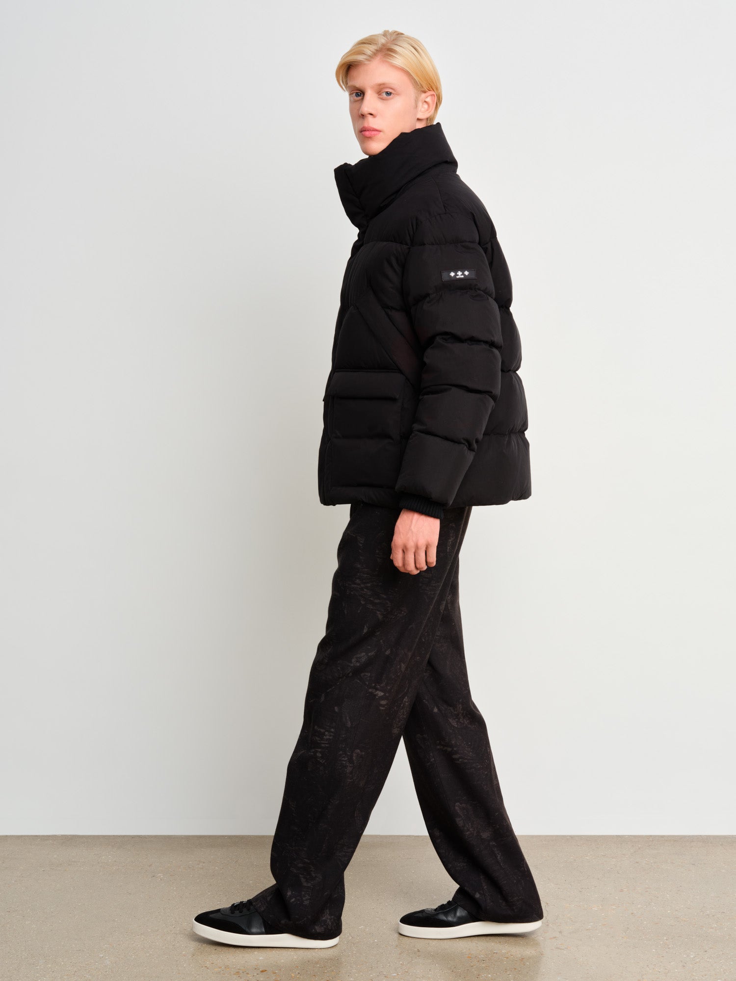 モデル身長187cm、着用サイズ3、着用カラーBLACK