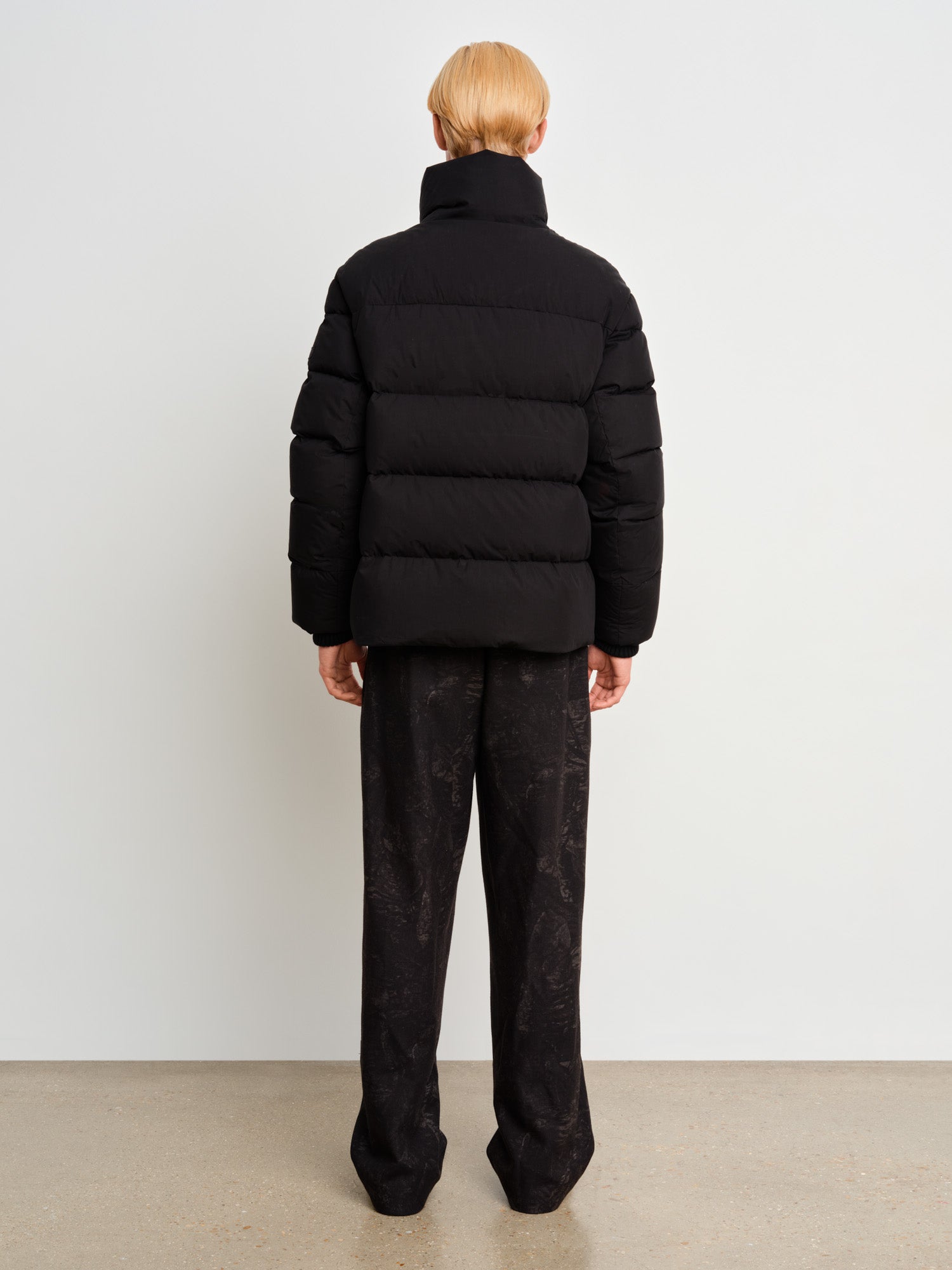 モデル身長187cm、着用サイズ3、着用カラーBLACK