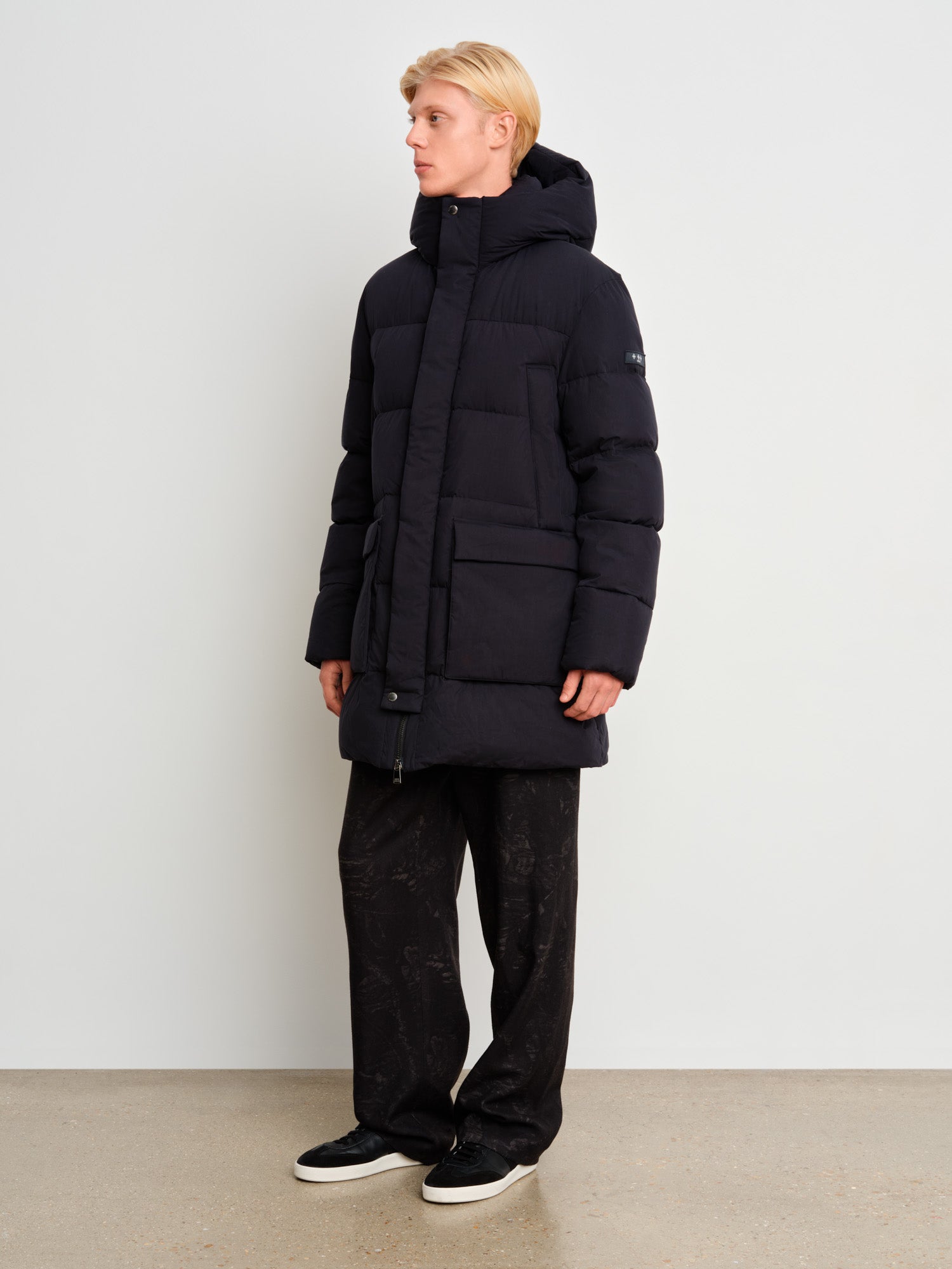 モデル身長187cm、着用サイズ3、着用カラーNAVY