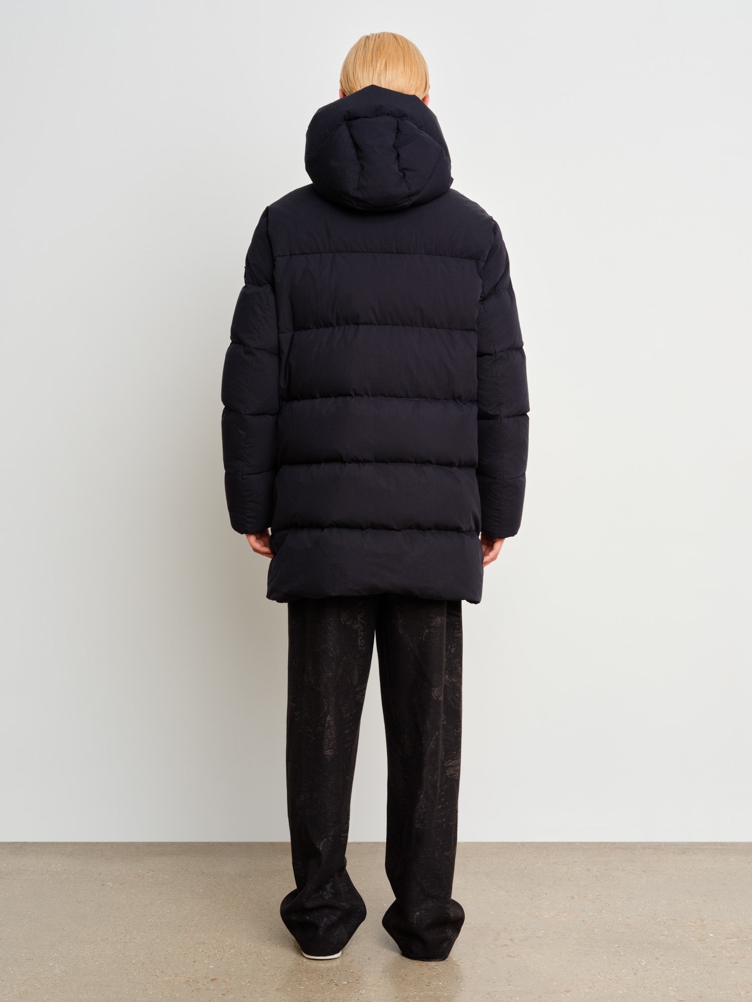 モデル身長187cm、着用サイズ3、着用カラーNAVY