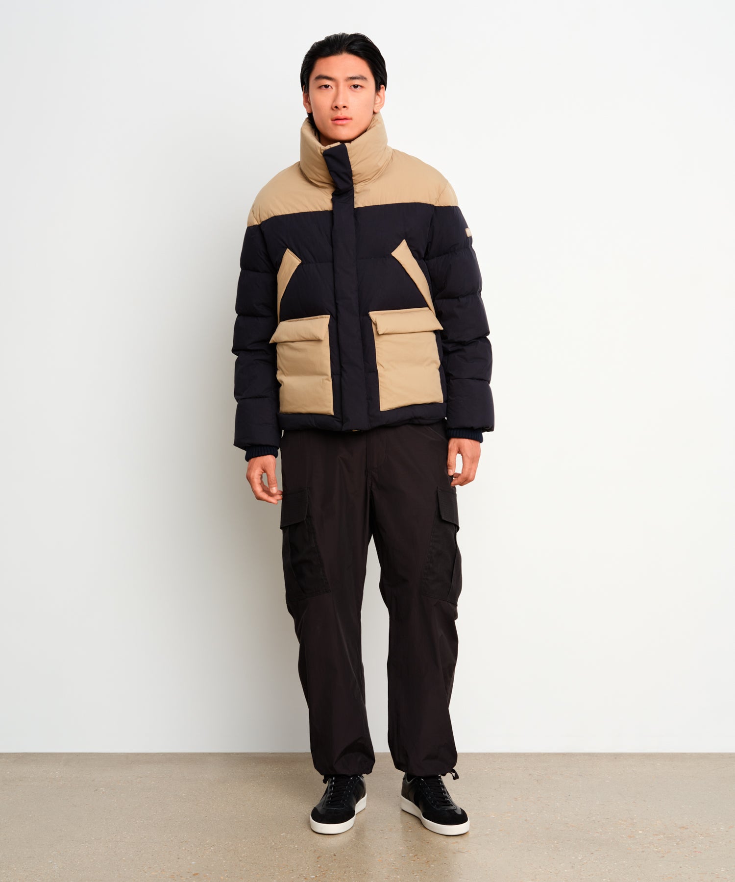 モデル身長187cm、着用サイズ3、着用カラーNAVY