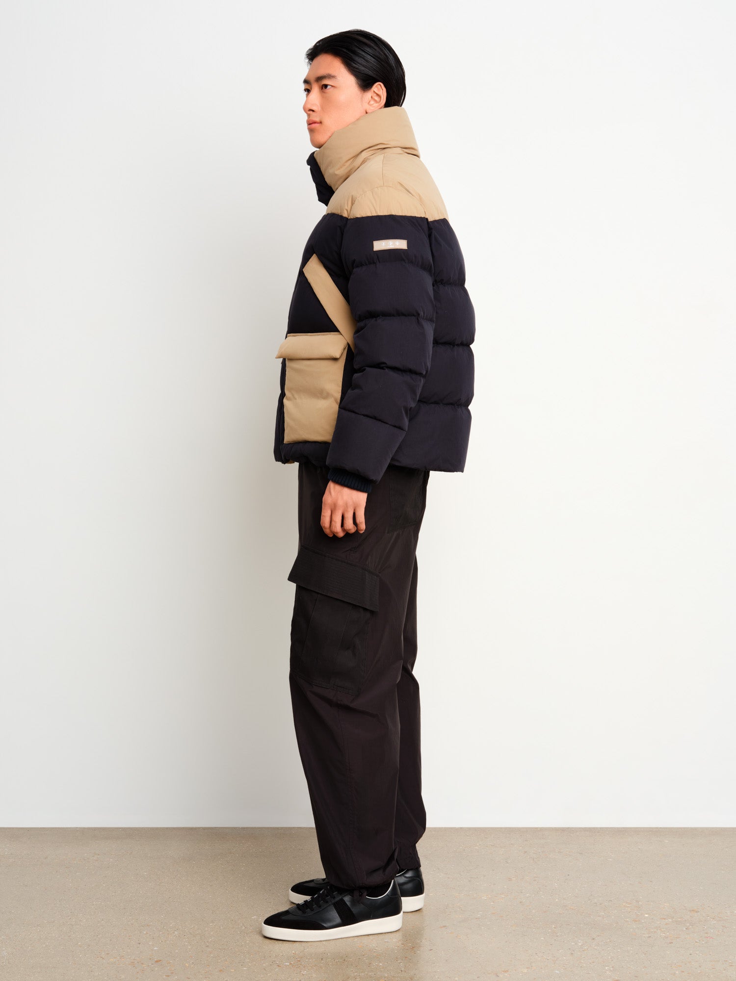 モデル身長187cm、着用サイズ3、着用カラーNAVY