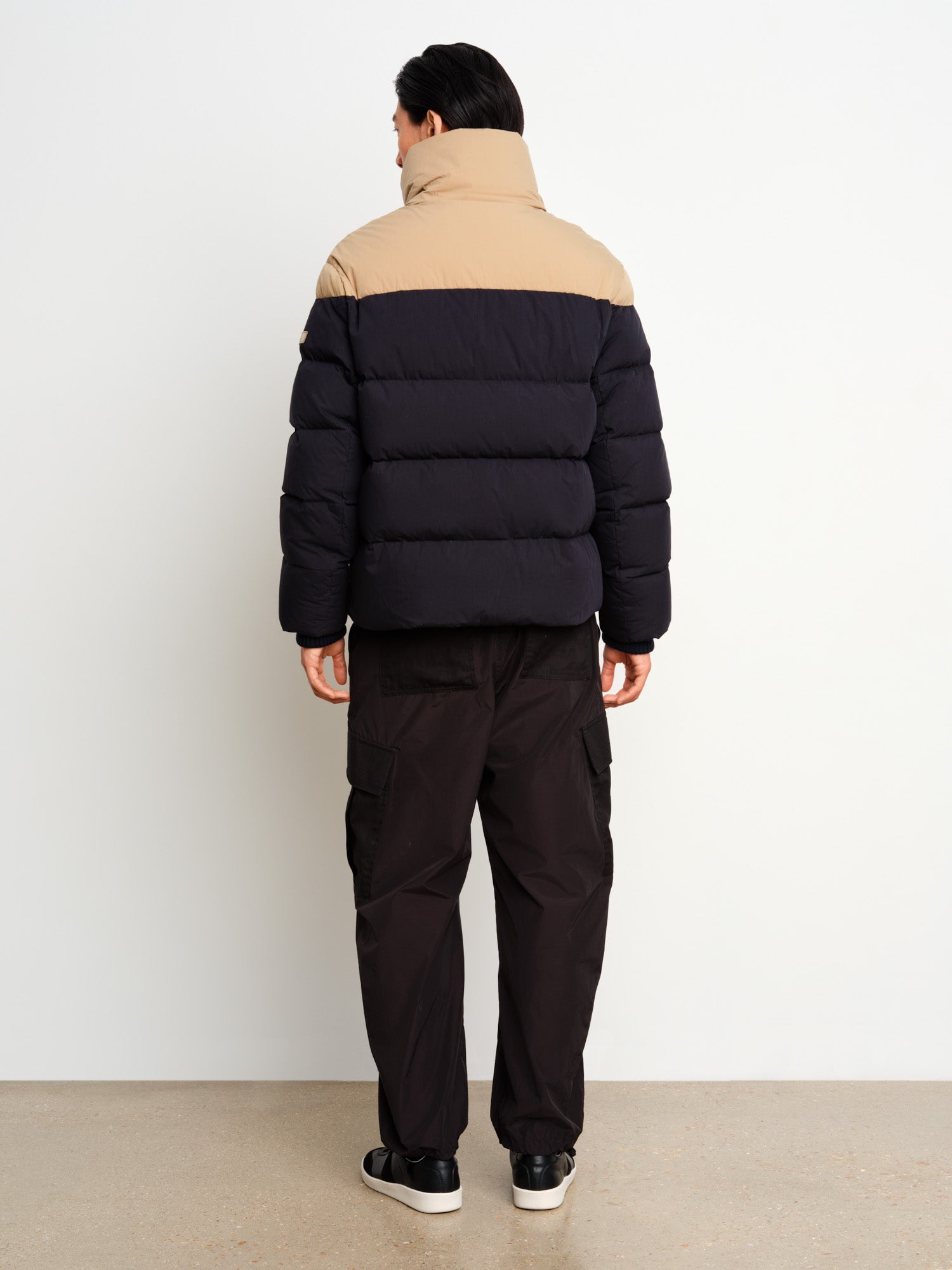 モデル身長187cm、着用サイズ3、着用カラーNAVY