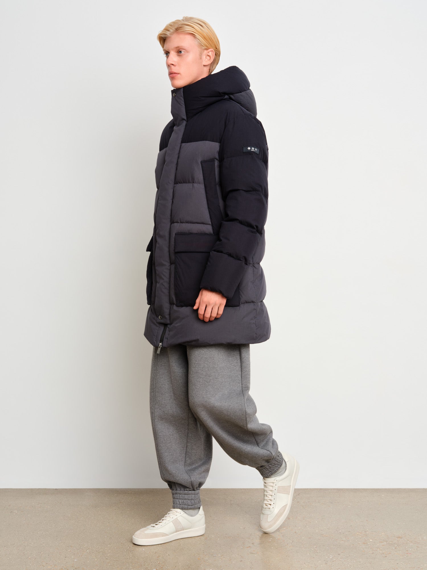 モデル身長187cm、着用サイズ3、着用カラーGRAY