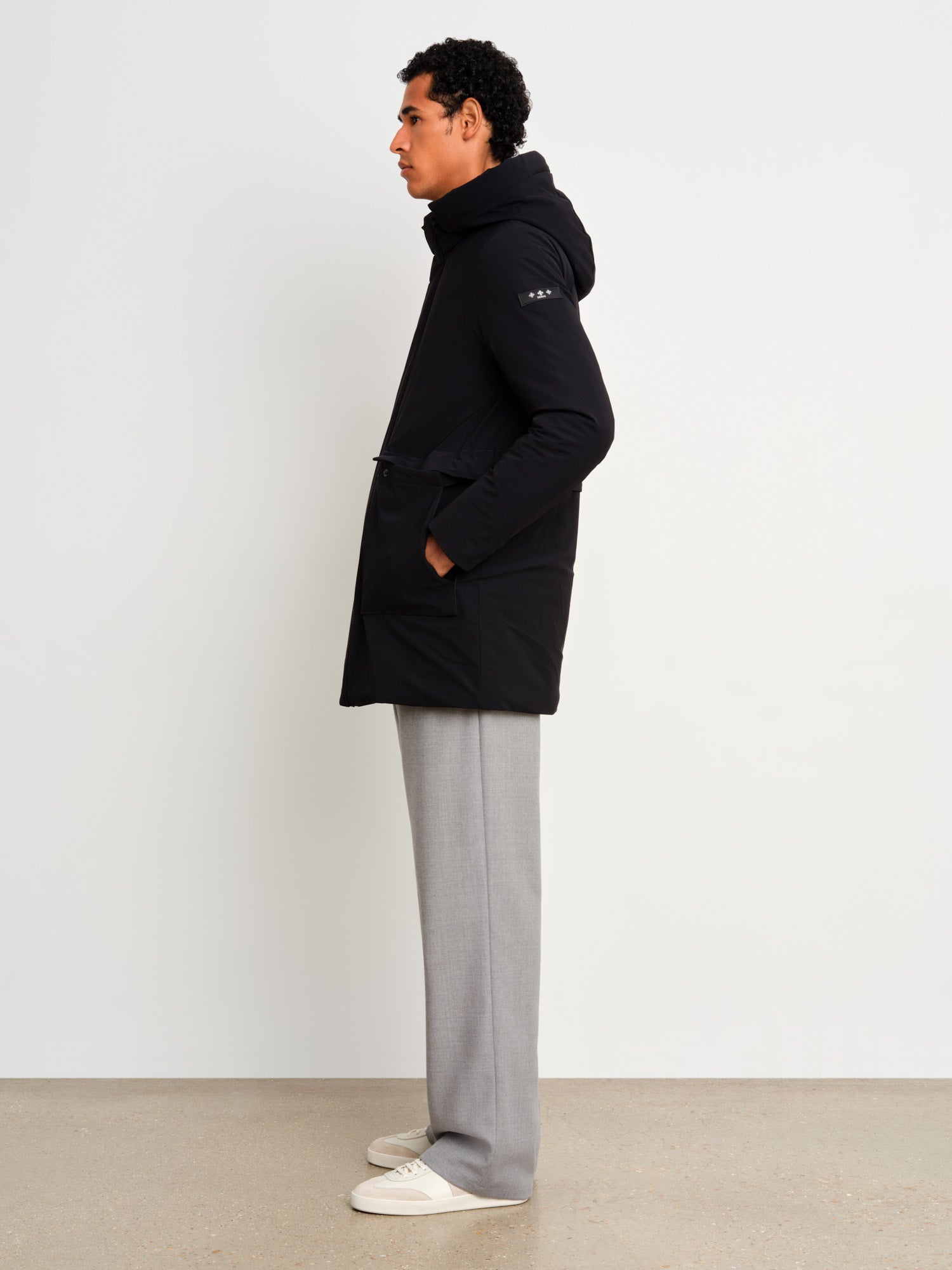 モデル身長187cm、着用サイズ3、着用カラーBLACK