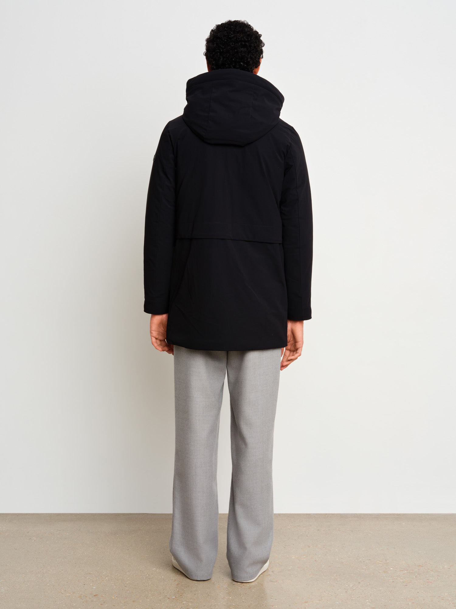 モデル身長187cm、着用サイズ3、着用カラーBLACK