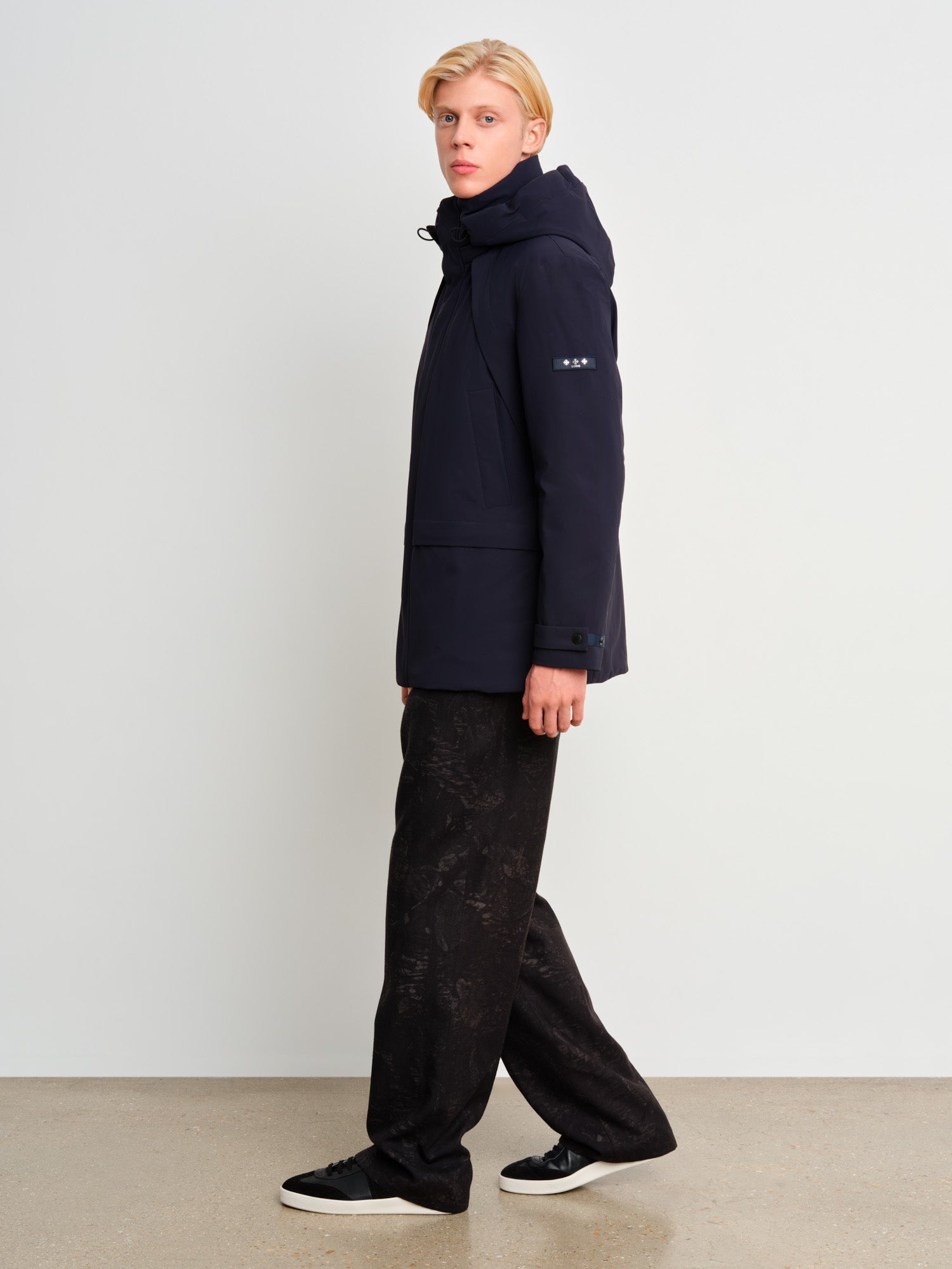 モデル身長187cm、着用サイズ3、着用カラーNAVY