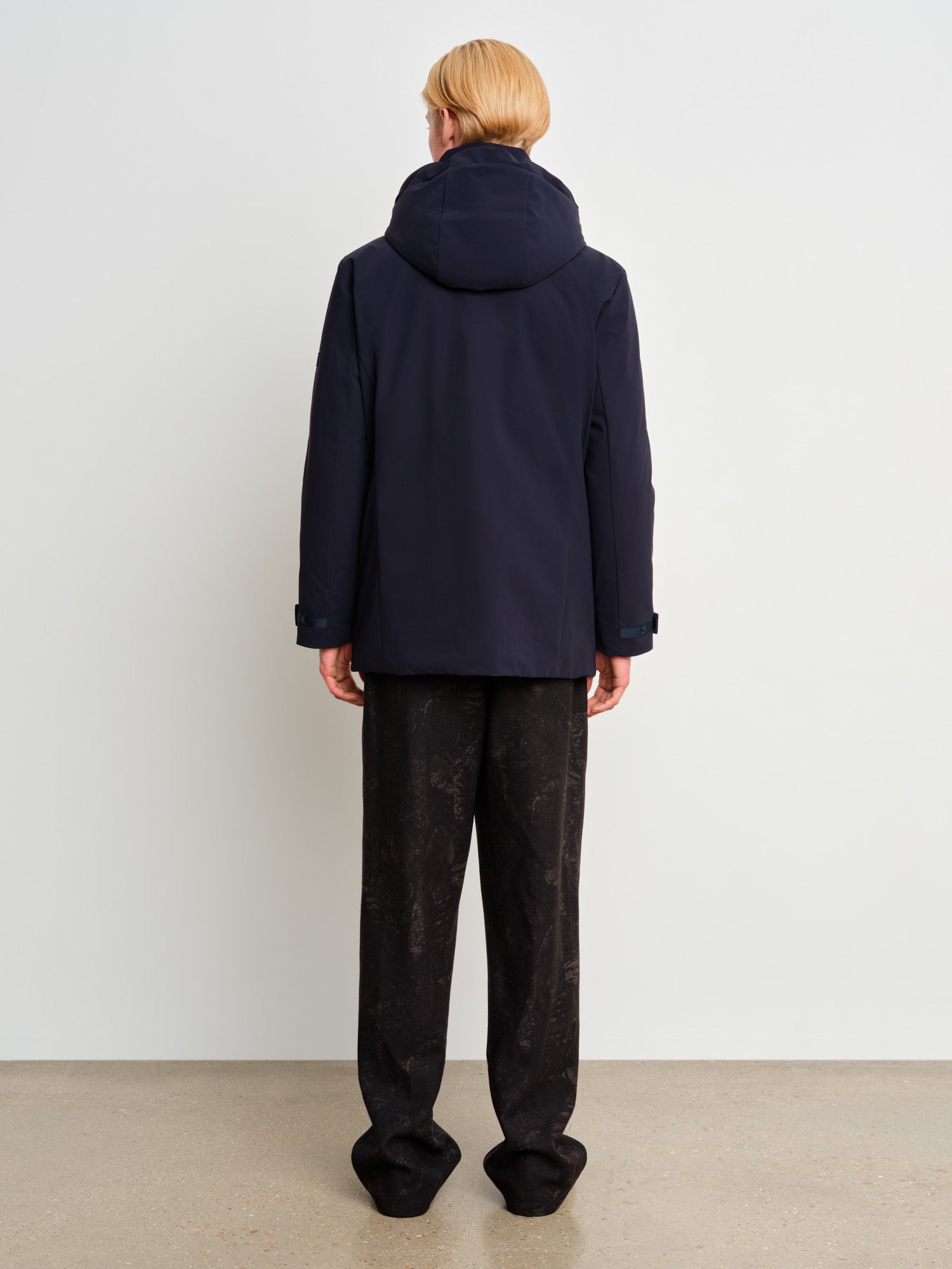 モデル身長187cm、着用サイズ3、着用カラーNAVY