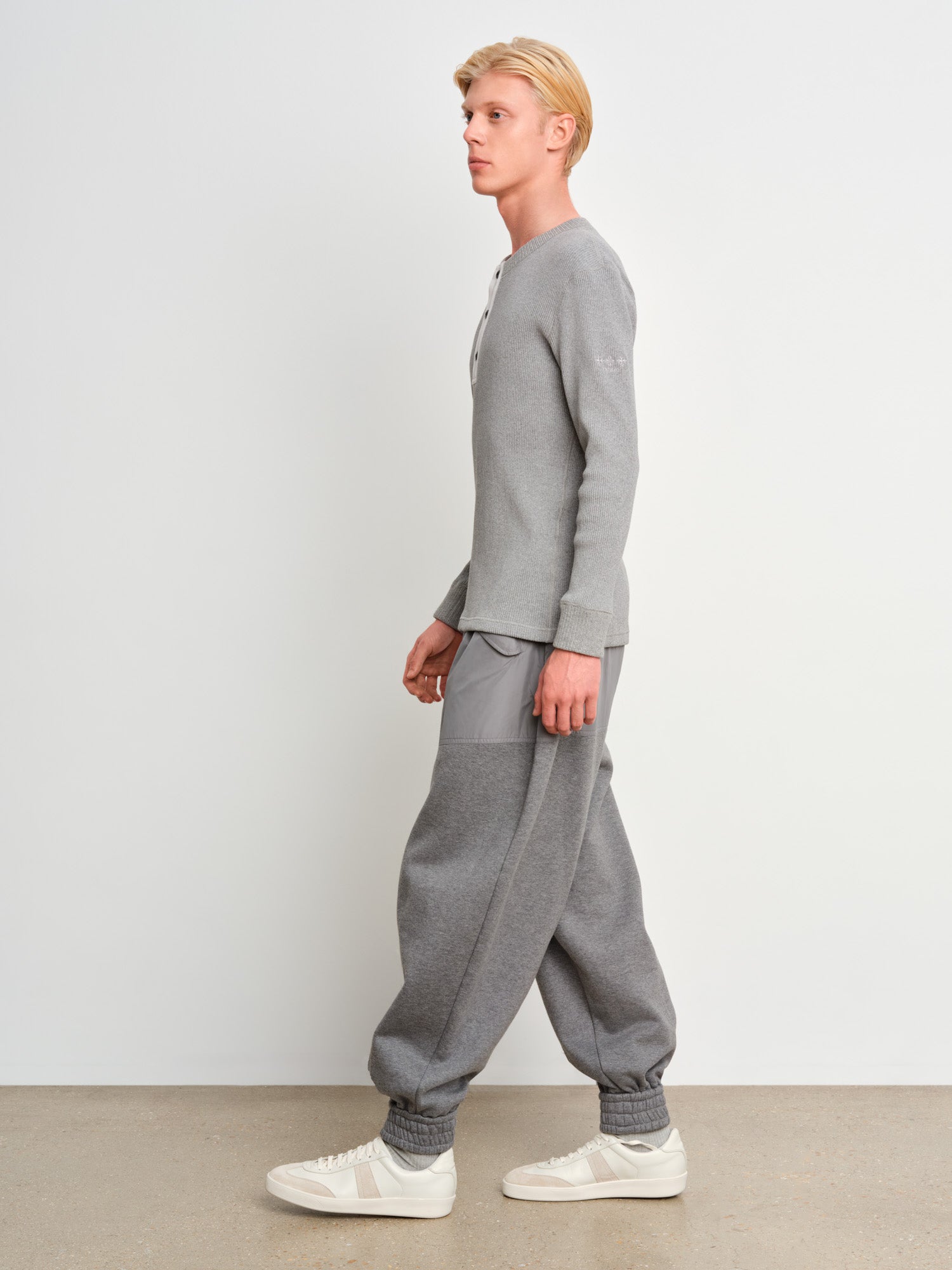 モデル身長187cm、着用サイズ3、着用カラーGRAY