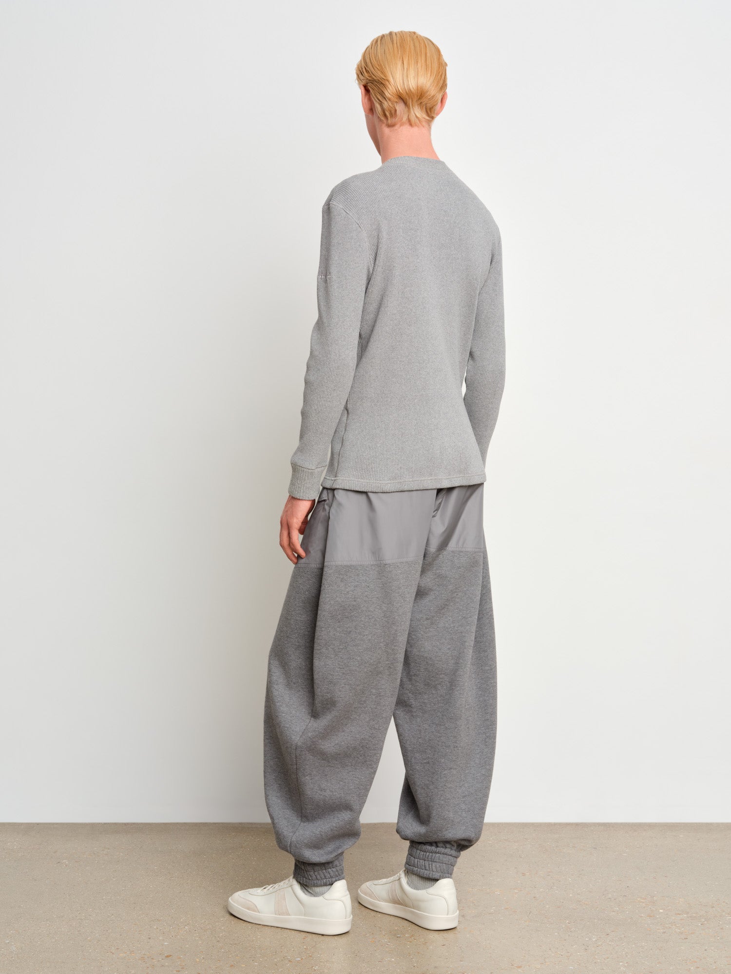 モデル身長187cm、着用サイズ3、着用カラーGRAY