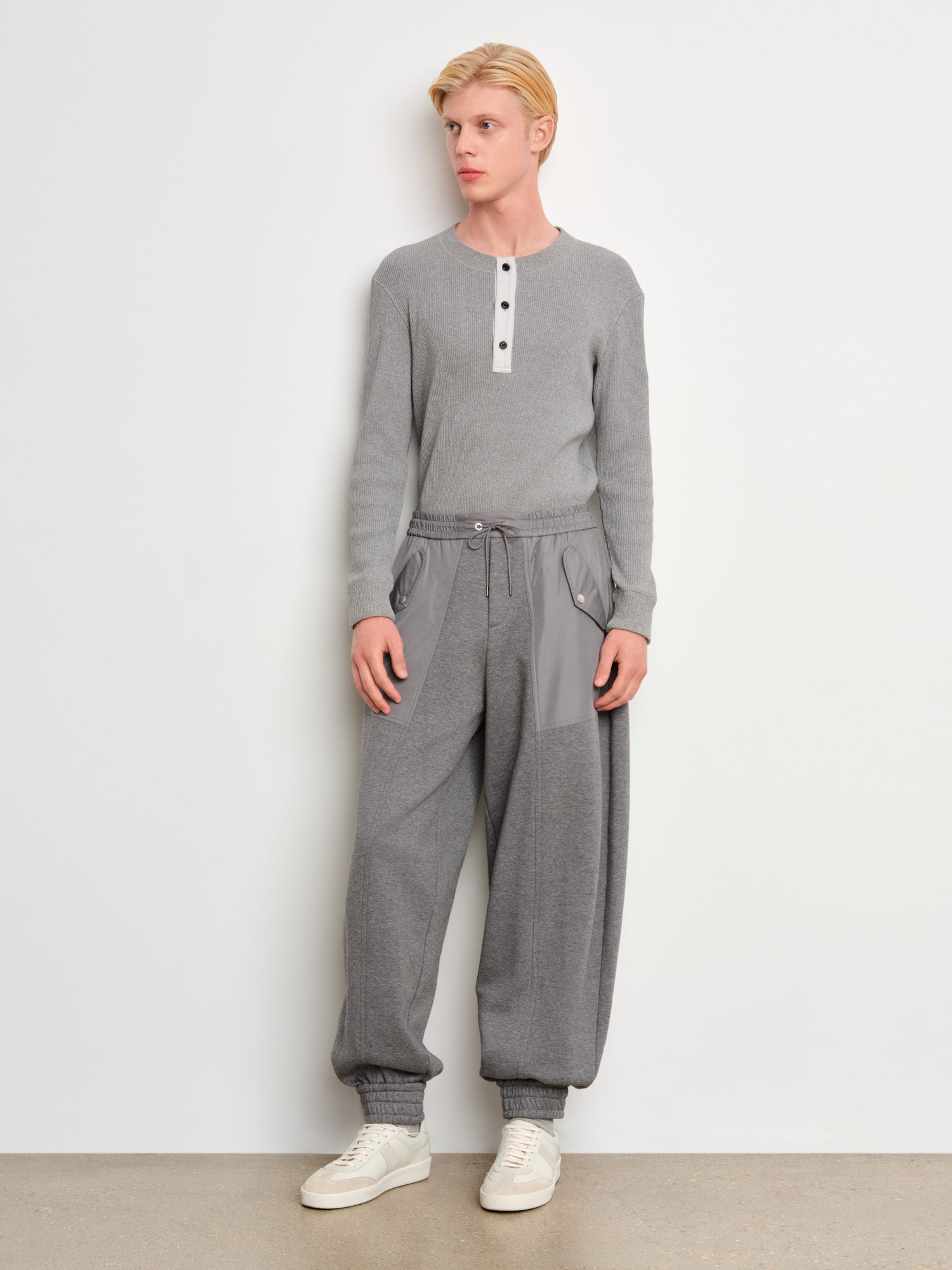 モデル身長187cm、着用サイズ3、着用カラーGRAY