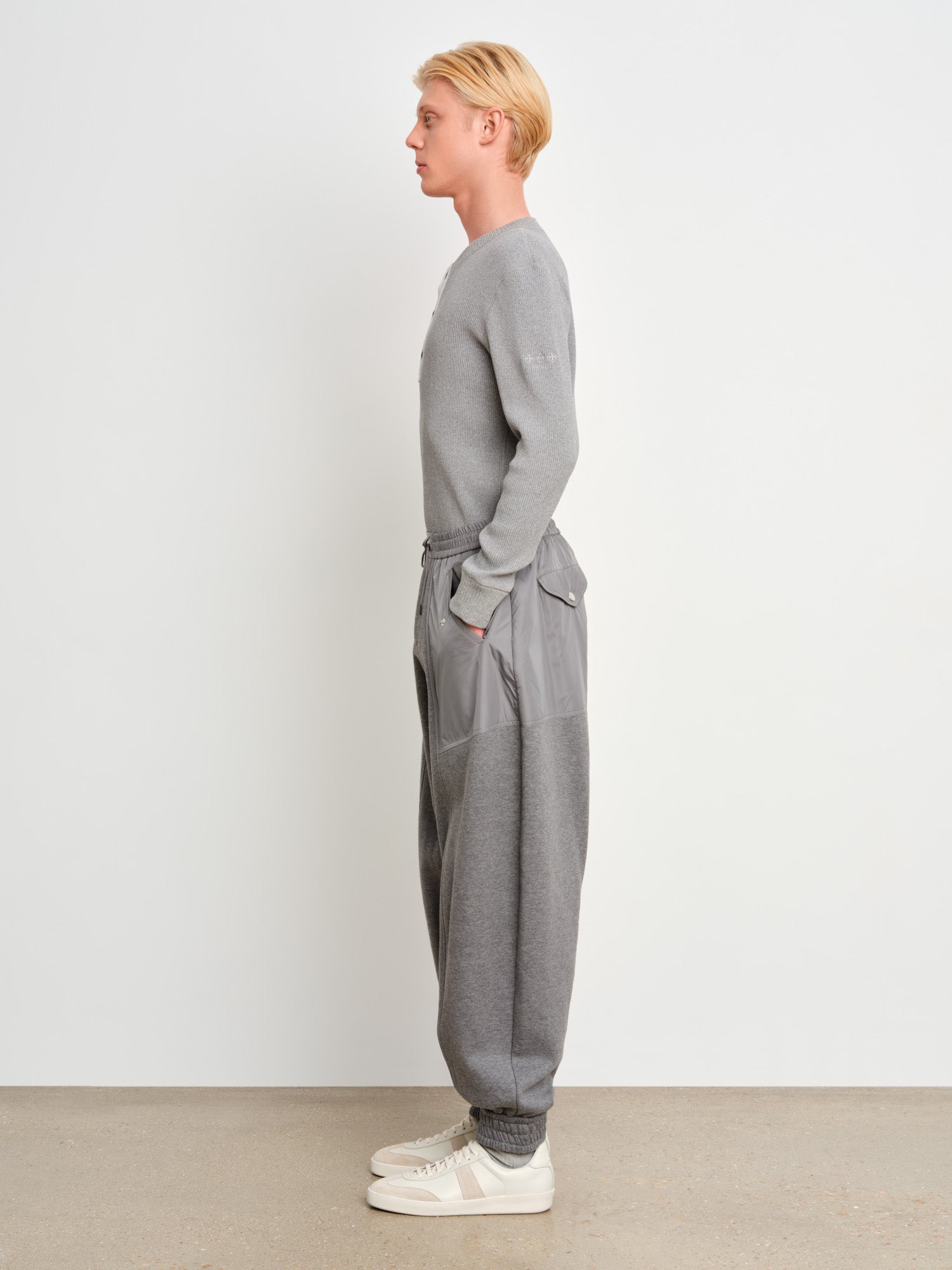 モデル身長187cm、着用サイズ3、着用カラーGRAY